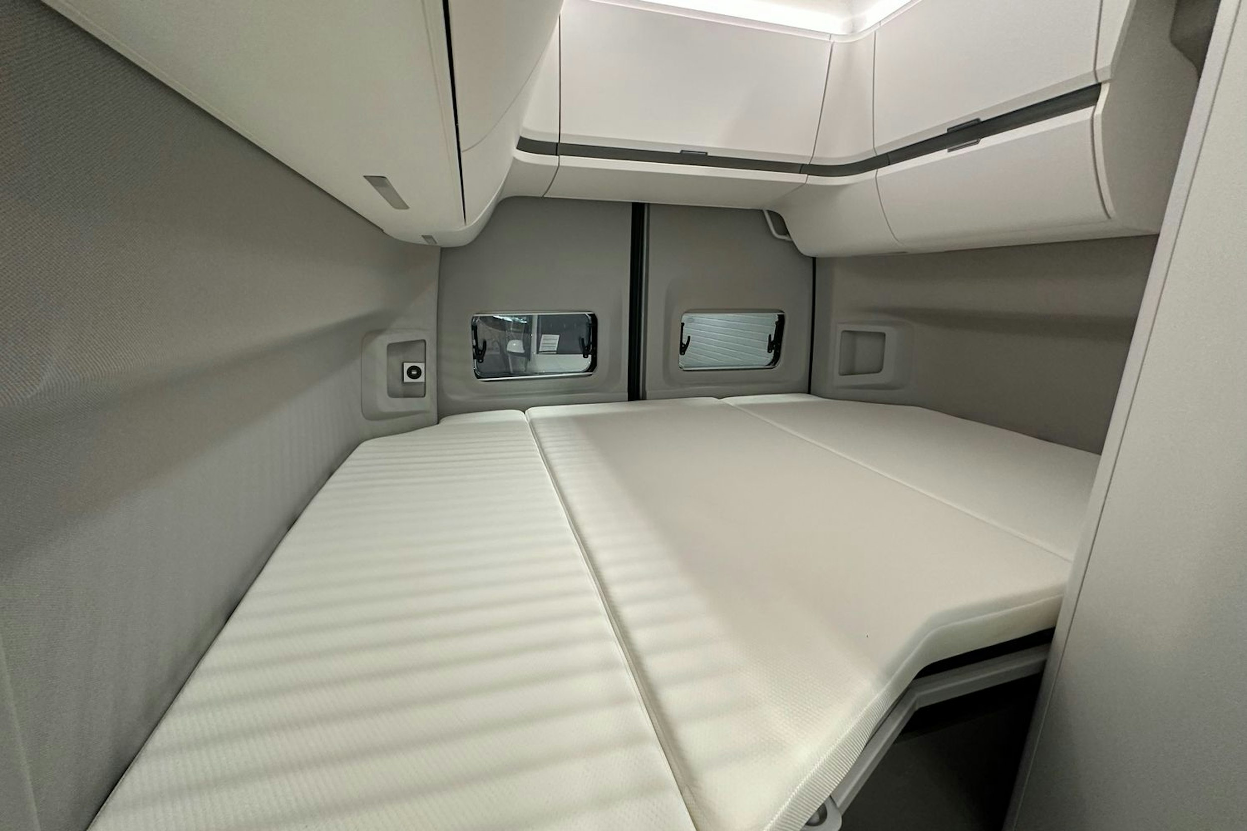 harmaa Volkswagen Grand California 2025 kuva 23.