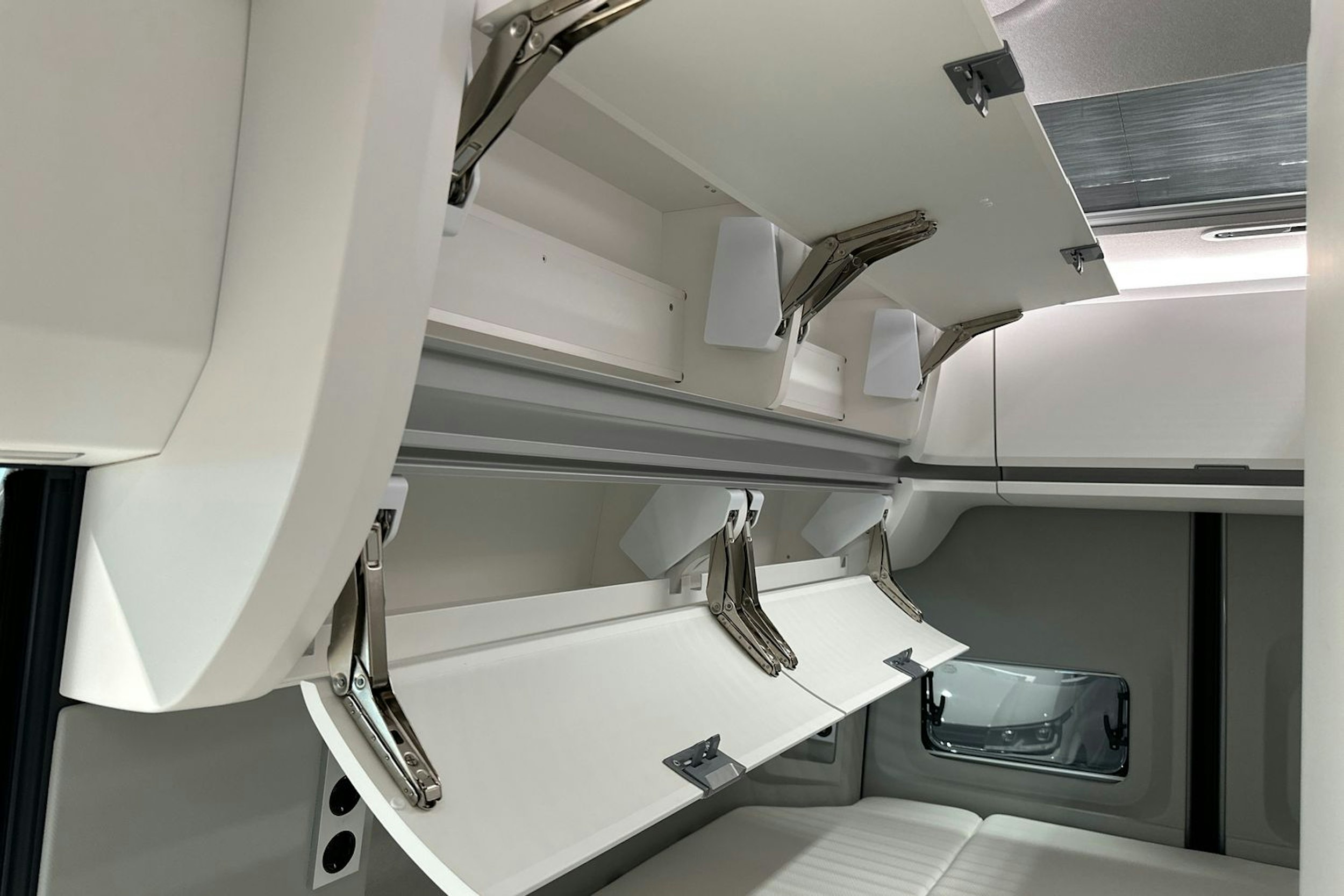 harmaa Volkswagen Grand California 2025 kuva 25.