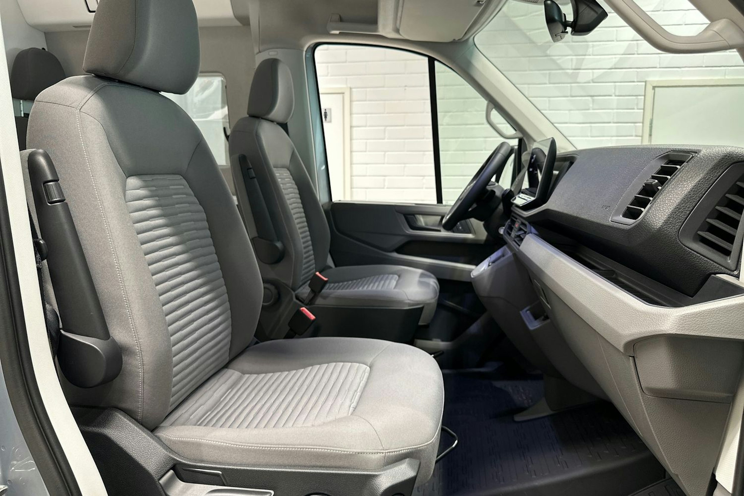 harmaa Volkswagen Grand California 2025 kuva 27.