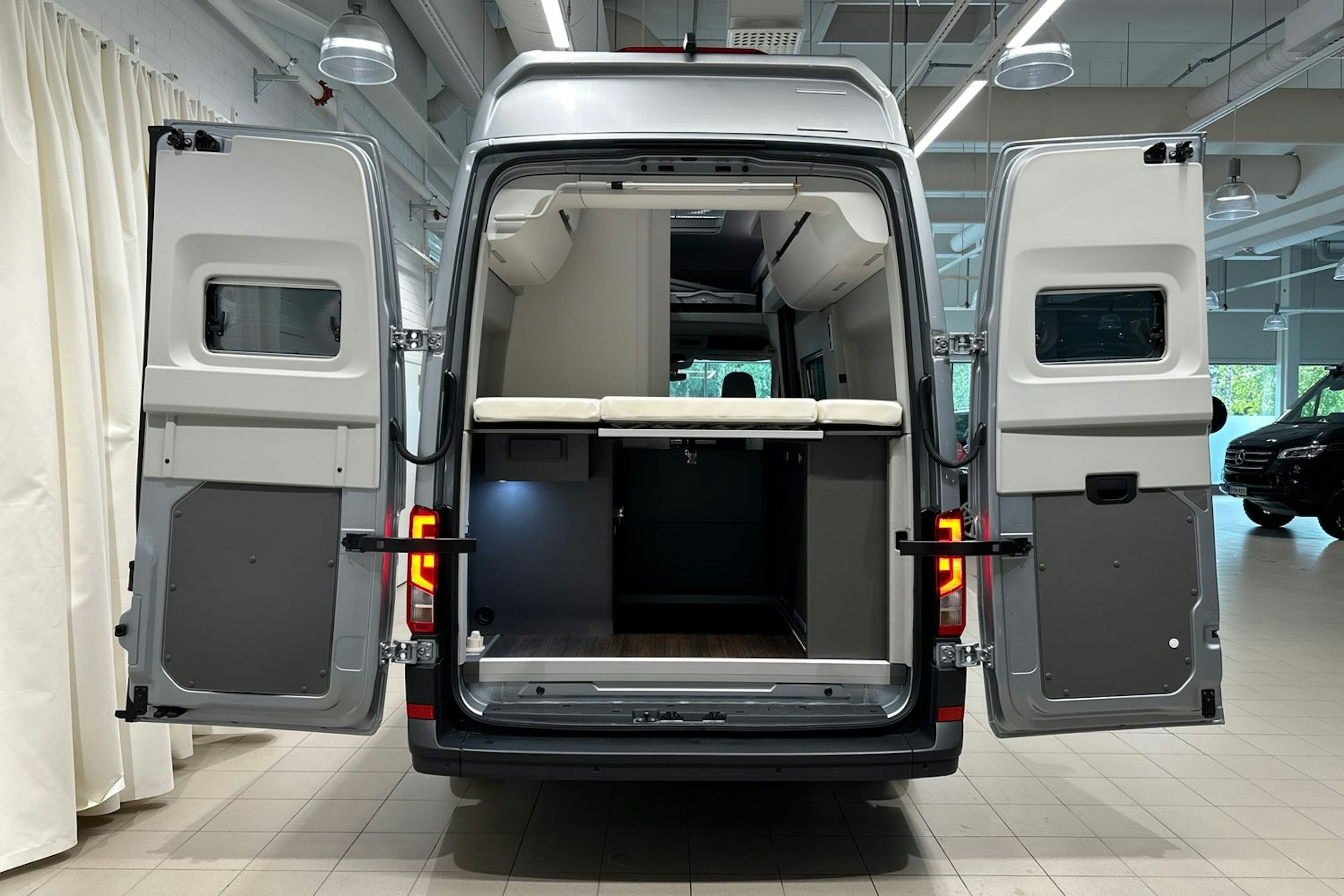 harmaa Volkswagen Grand California 2025 kuva 28.