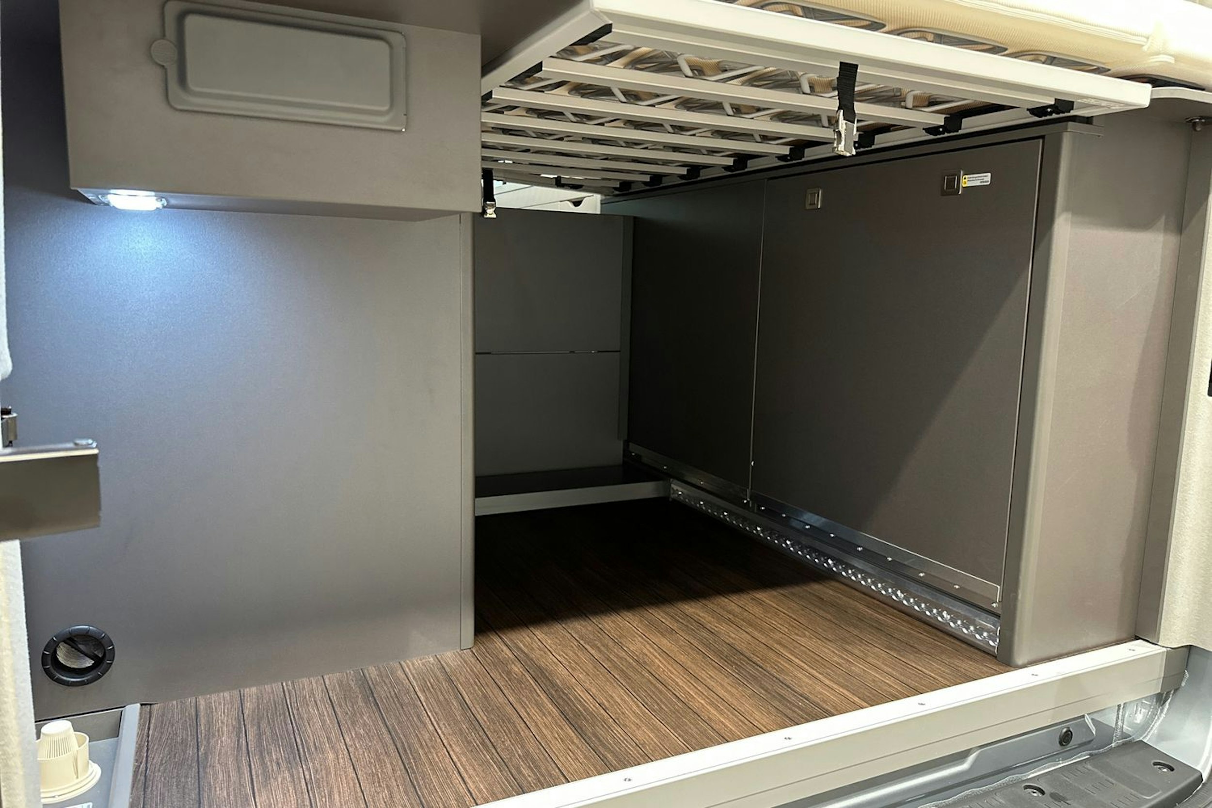 harmaa Volkswagen Grand California 2025 kuva 29.