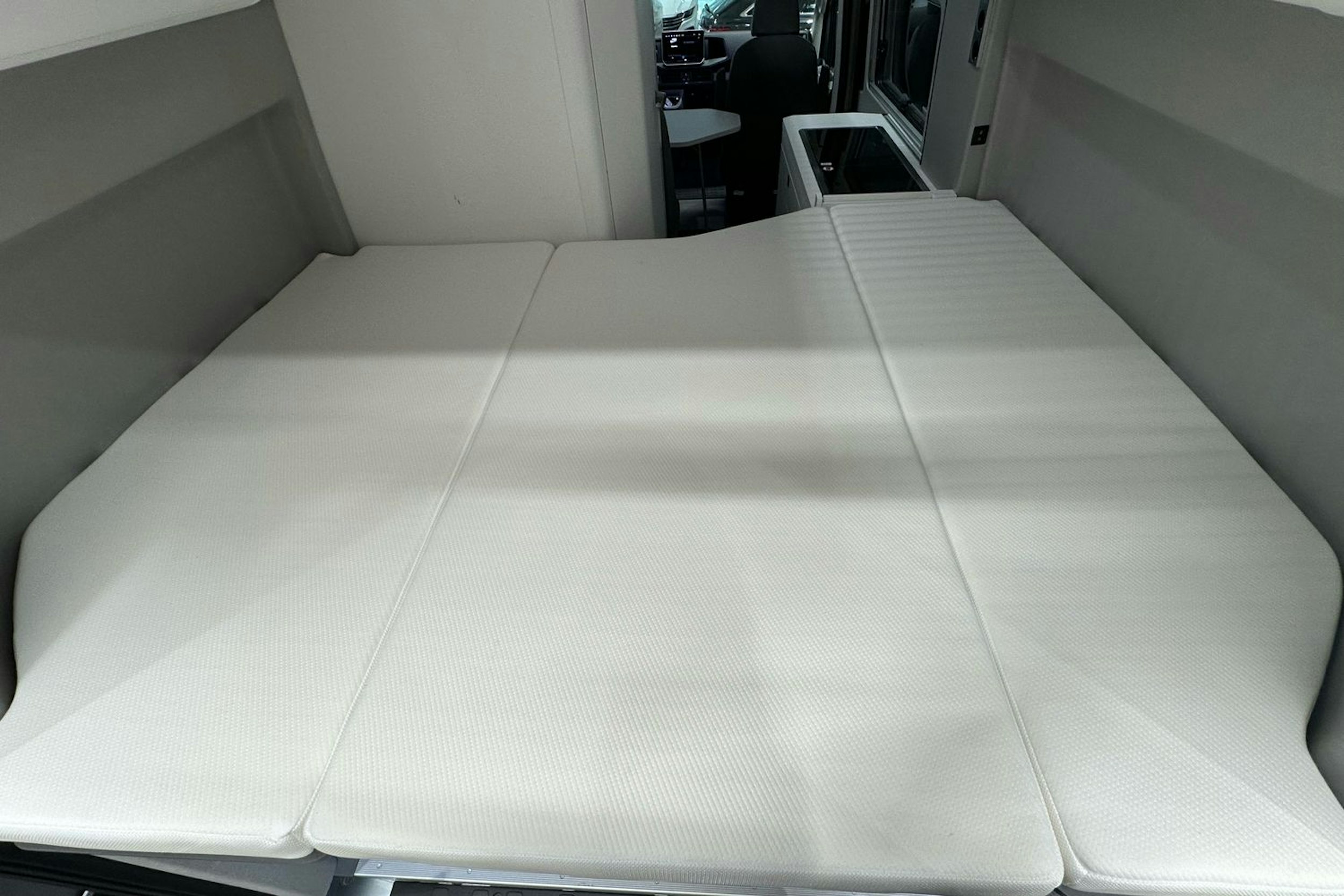 harmaa Volkswagen Grand California 2025 kuva 31.