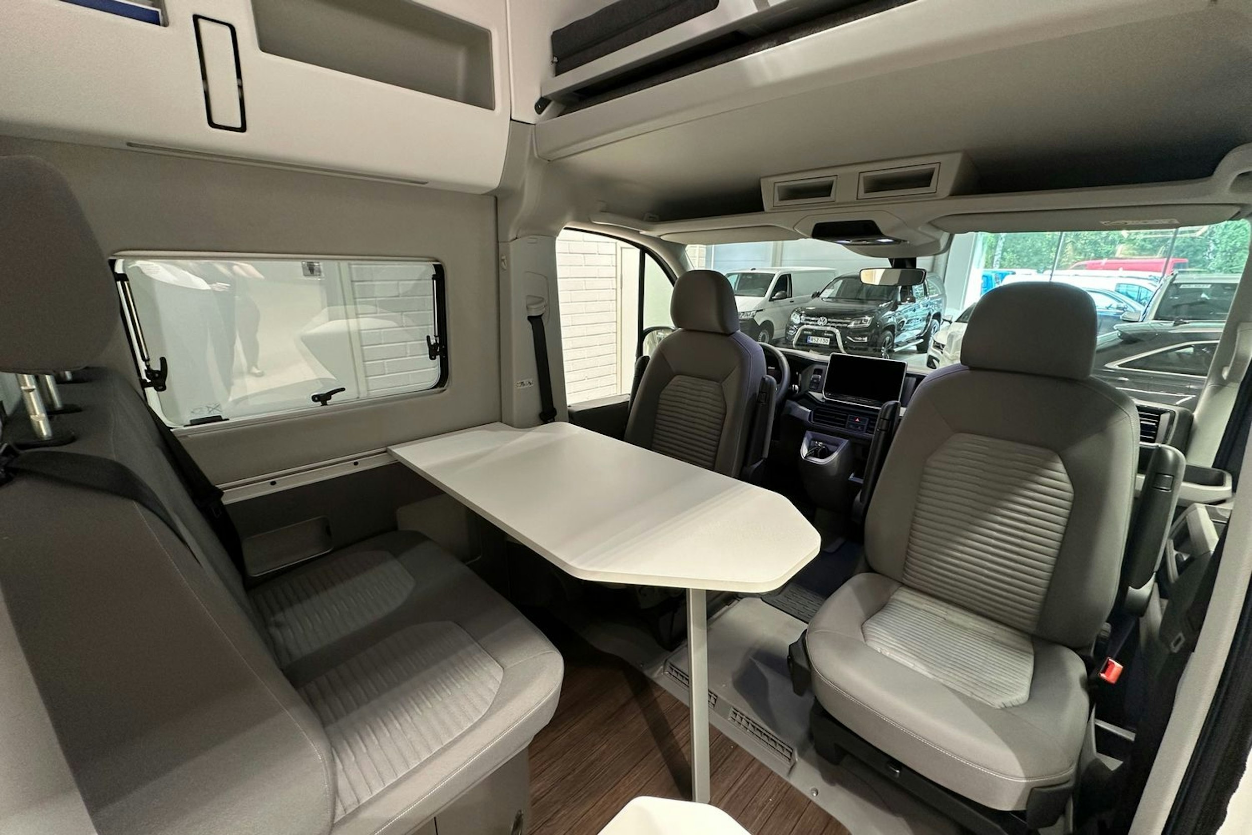 harmaa Volkswagen Grand California 2025 kuva 34.
