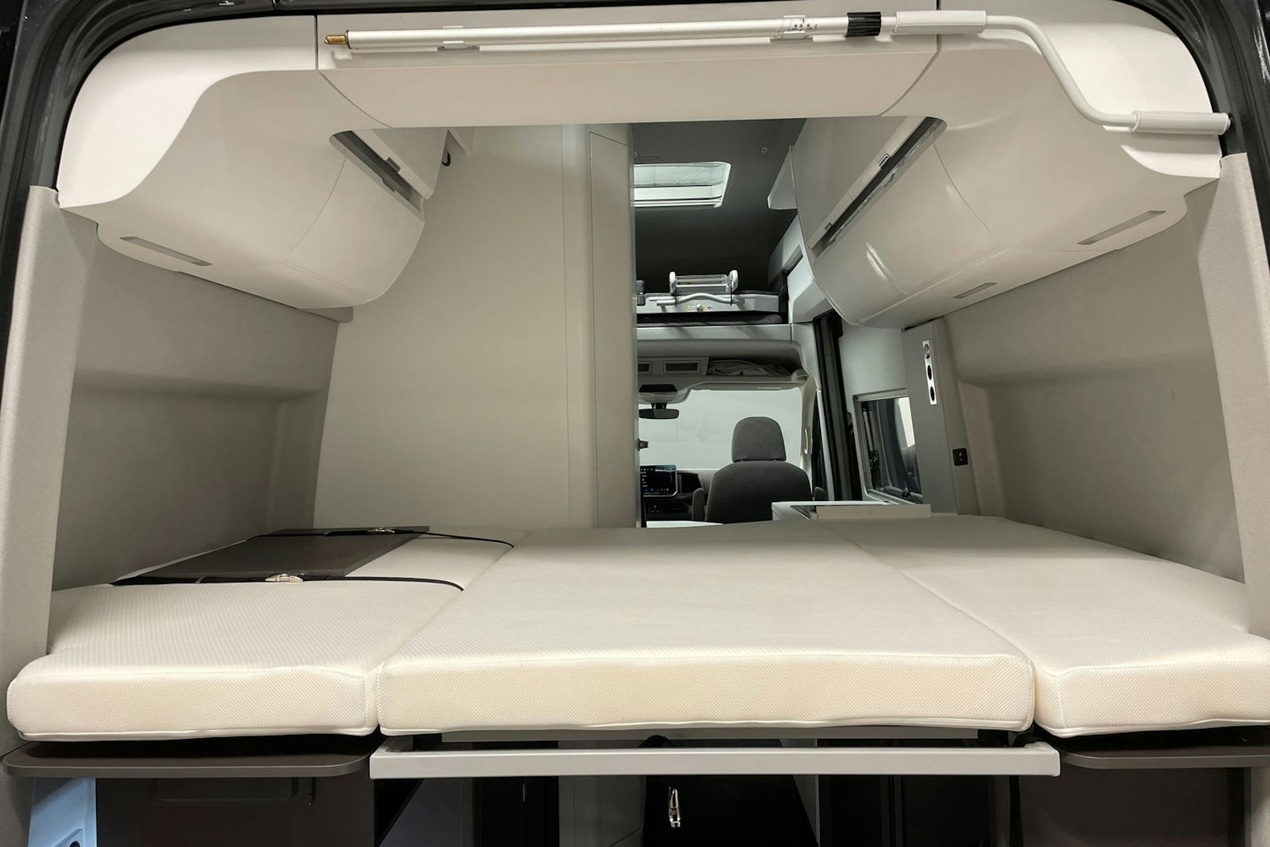 met. harmaa Volkswagen Grand California 2025 kuva 13.