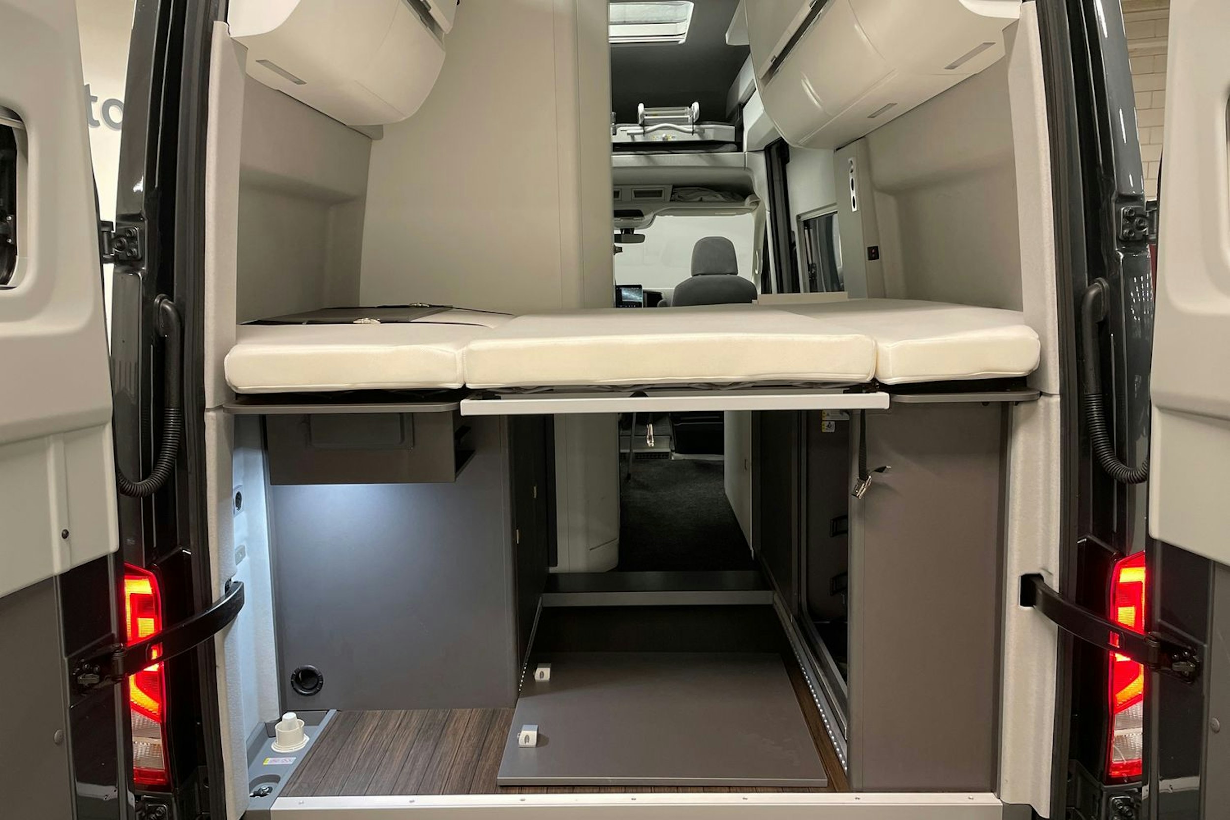 met. harmaa Volkswagen Grand California 2025 kuva 14.