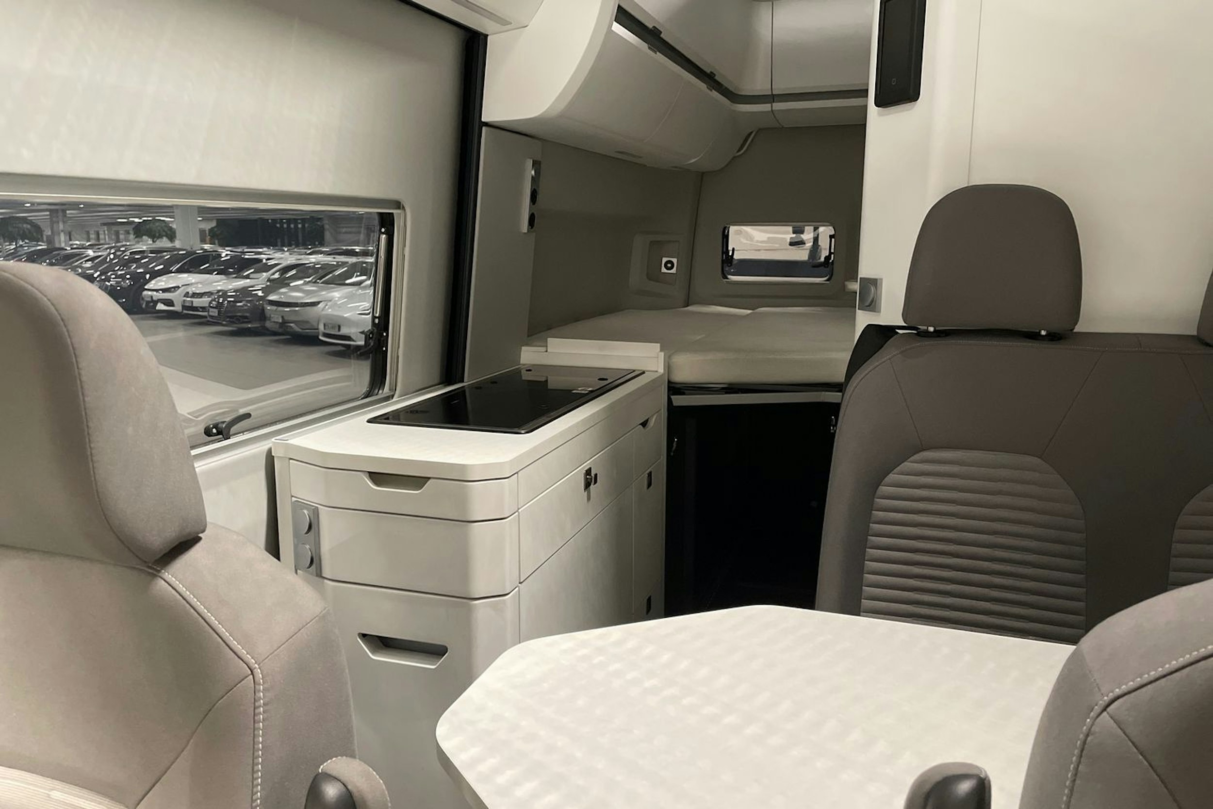 met. harmaa Volkswagen Grand California 2025 kuva 15.