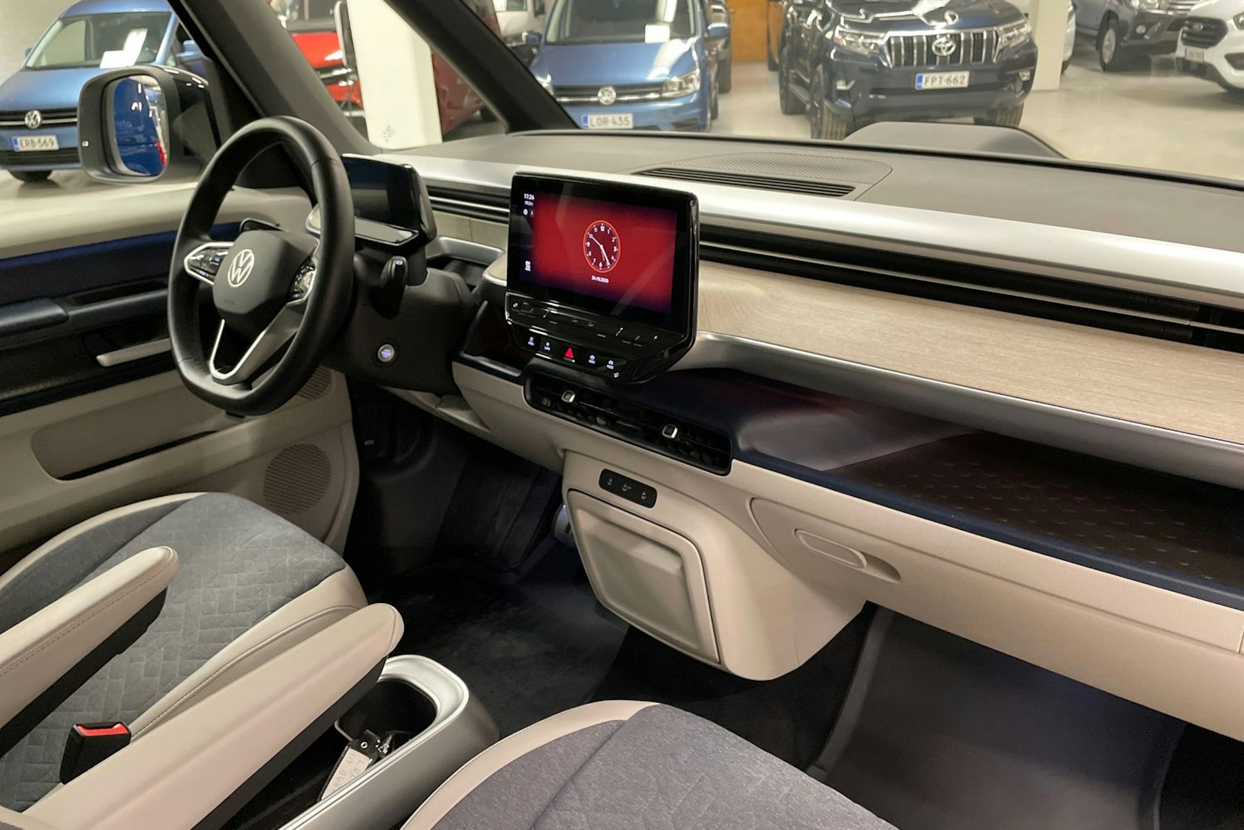 valkoinen Volkswagen ID. Buzz 2022 kuva 19.