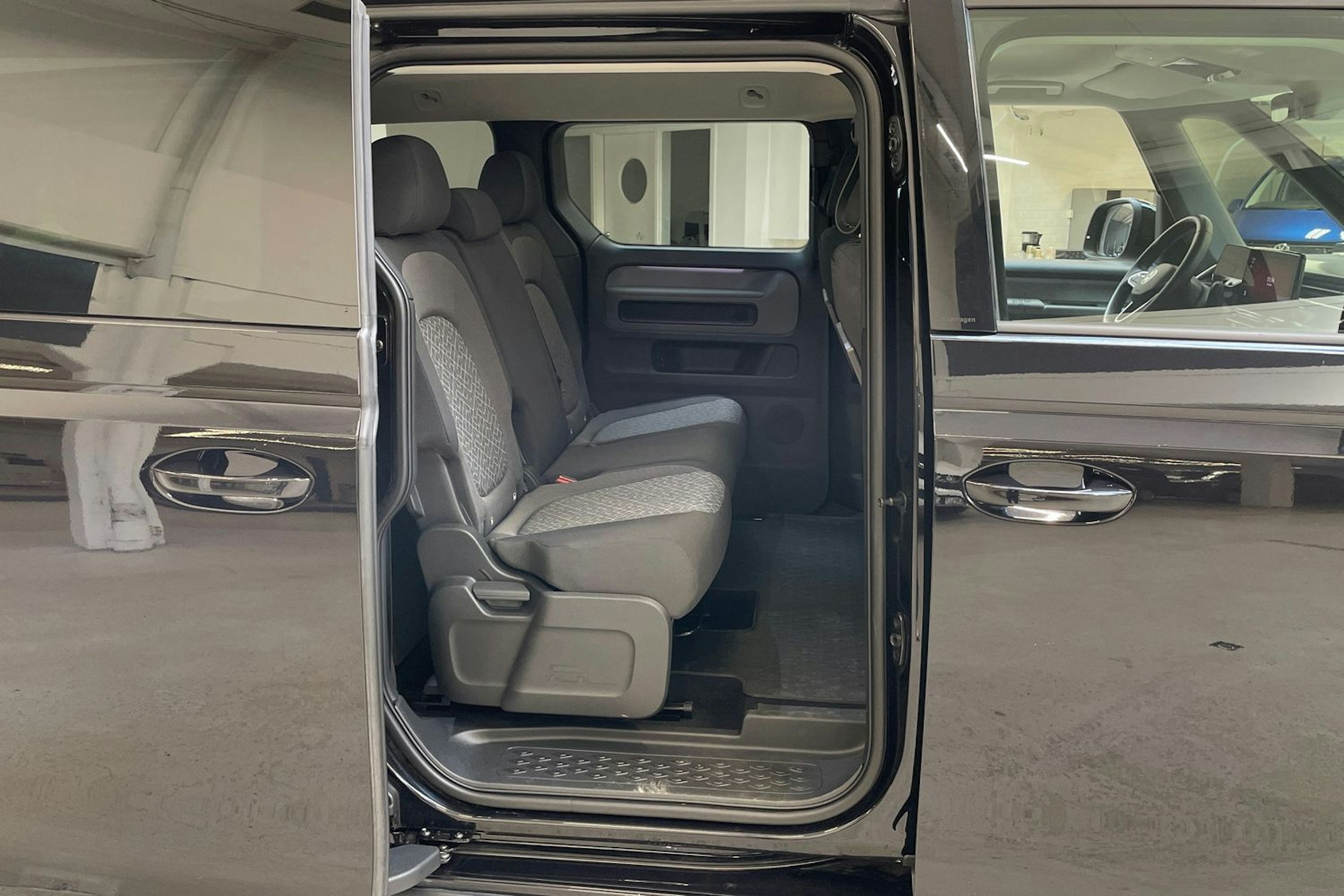 musta Volkswagen ID. Buzz 2023 kuva 13.