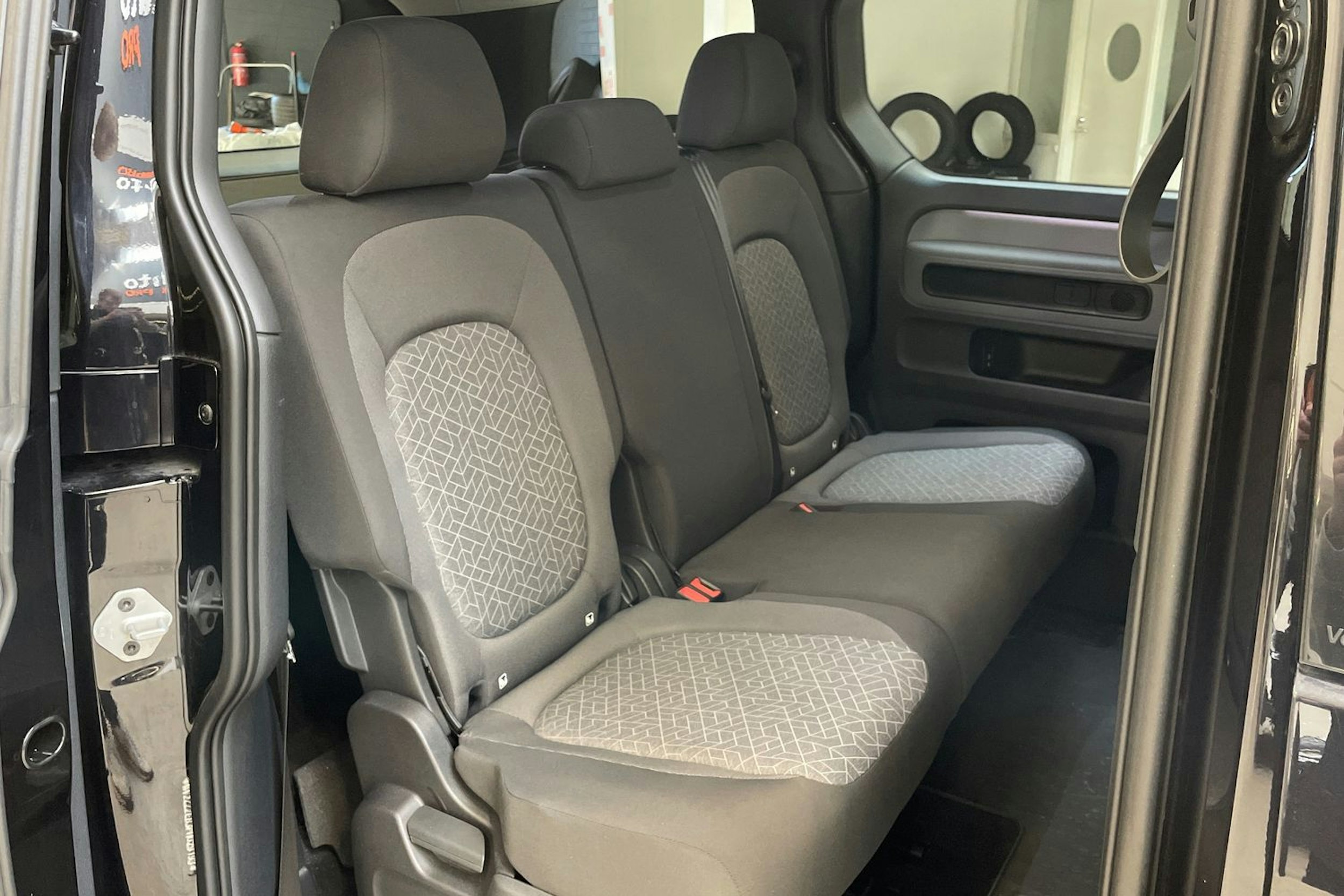 musta Volkswagen ID. Buzz 2023 kuva 15.