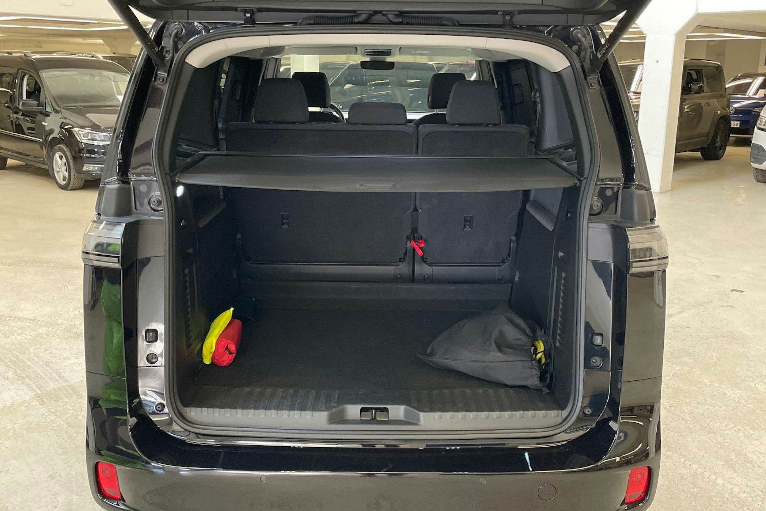 musta Volkswagen ID. Buzz 2023 kuva 16.