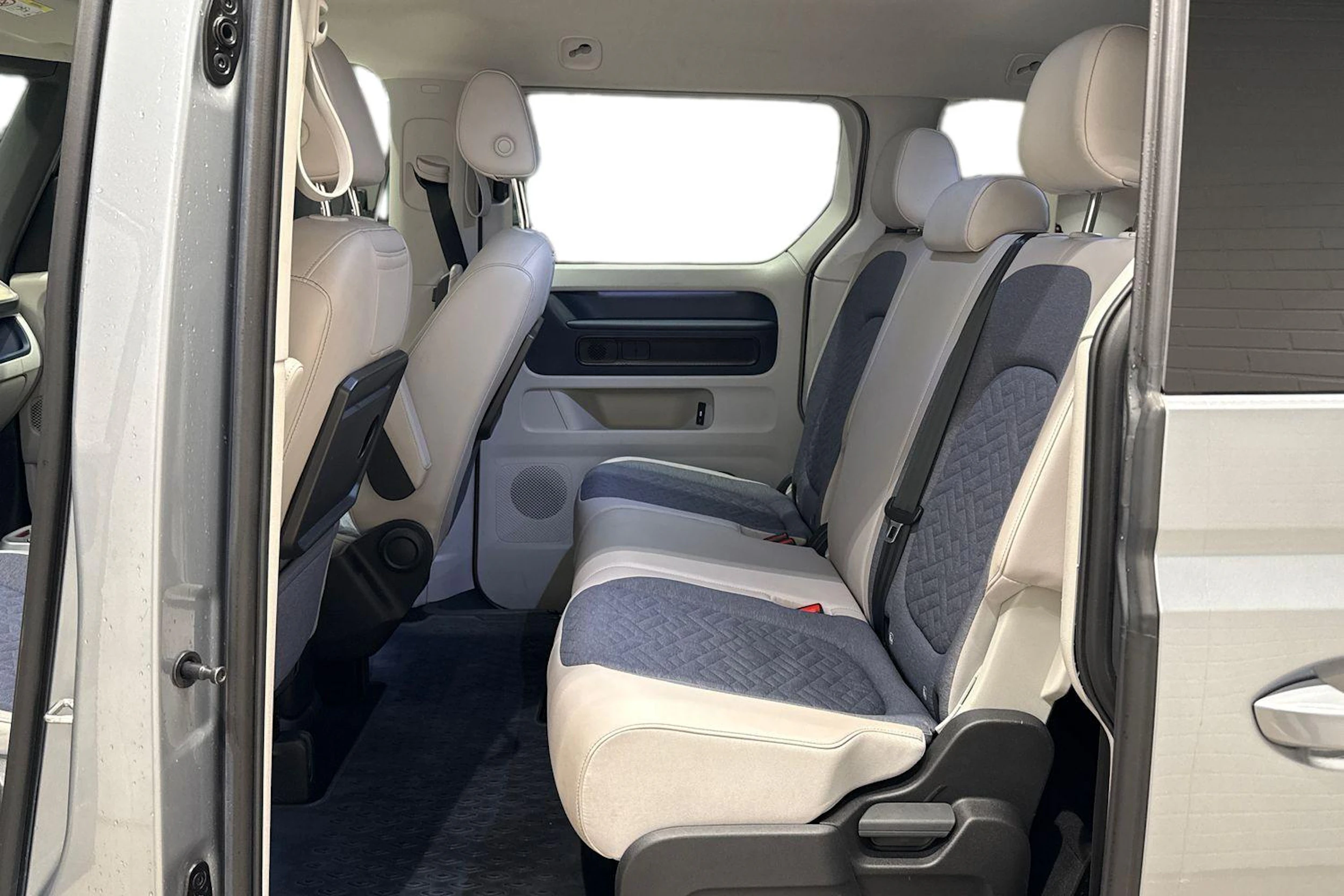harmaa Volkswagen ID. Buzz 2023 kuva 11.