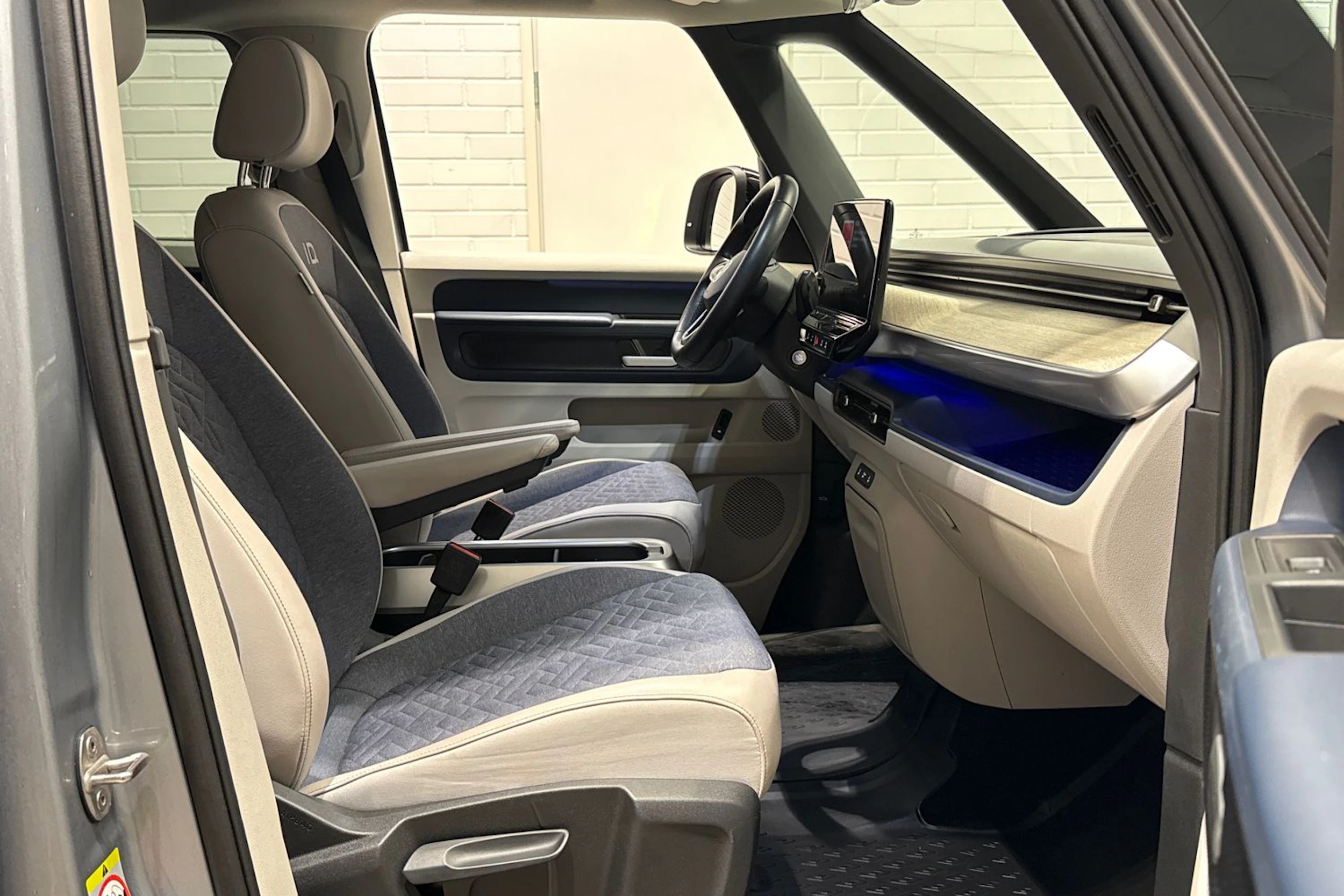 harmaa Volkswagen ID. Buzz 2023 kuva 13.