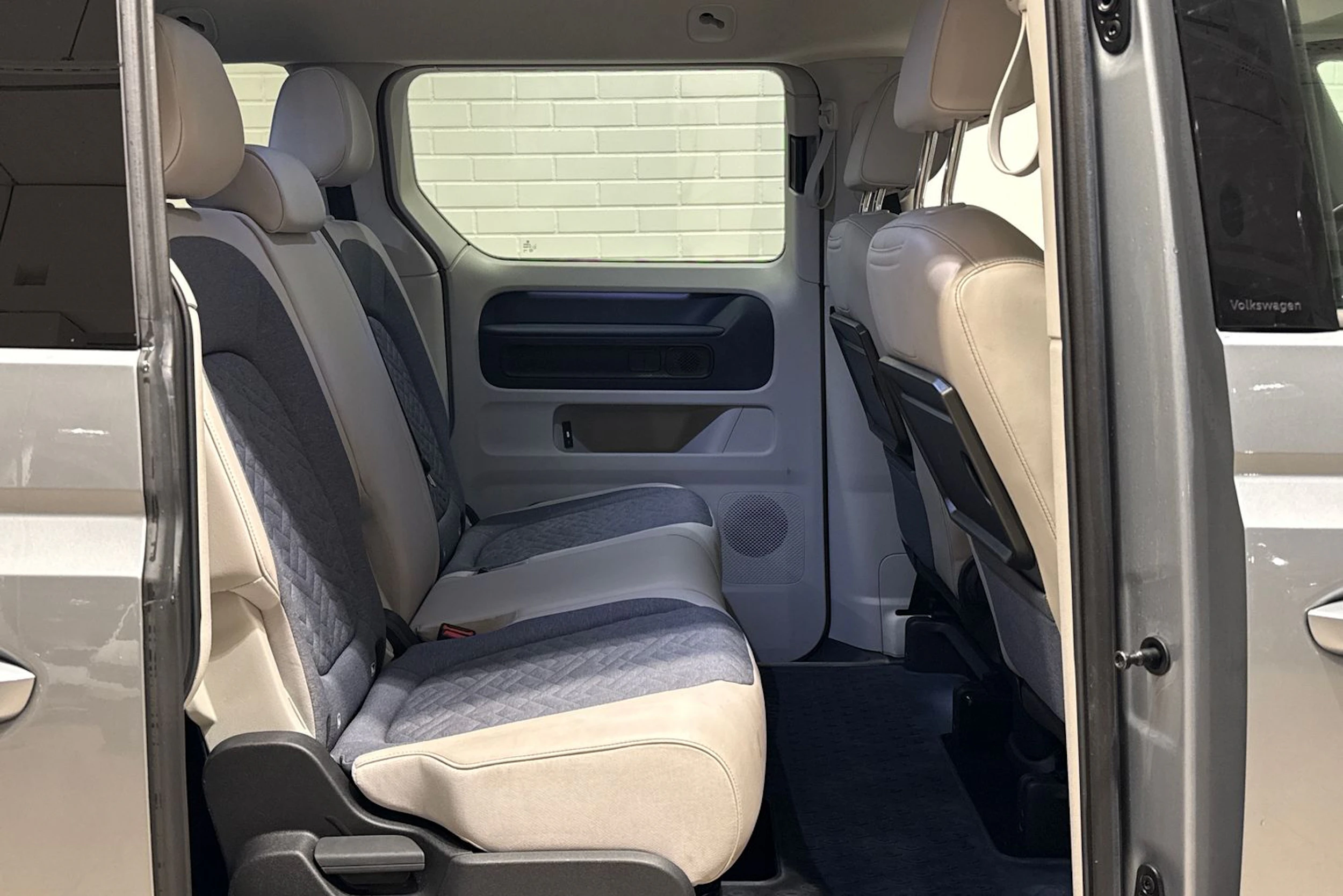 harmaa Volkswagen ID. Buzz 2023 kuva 15.