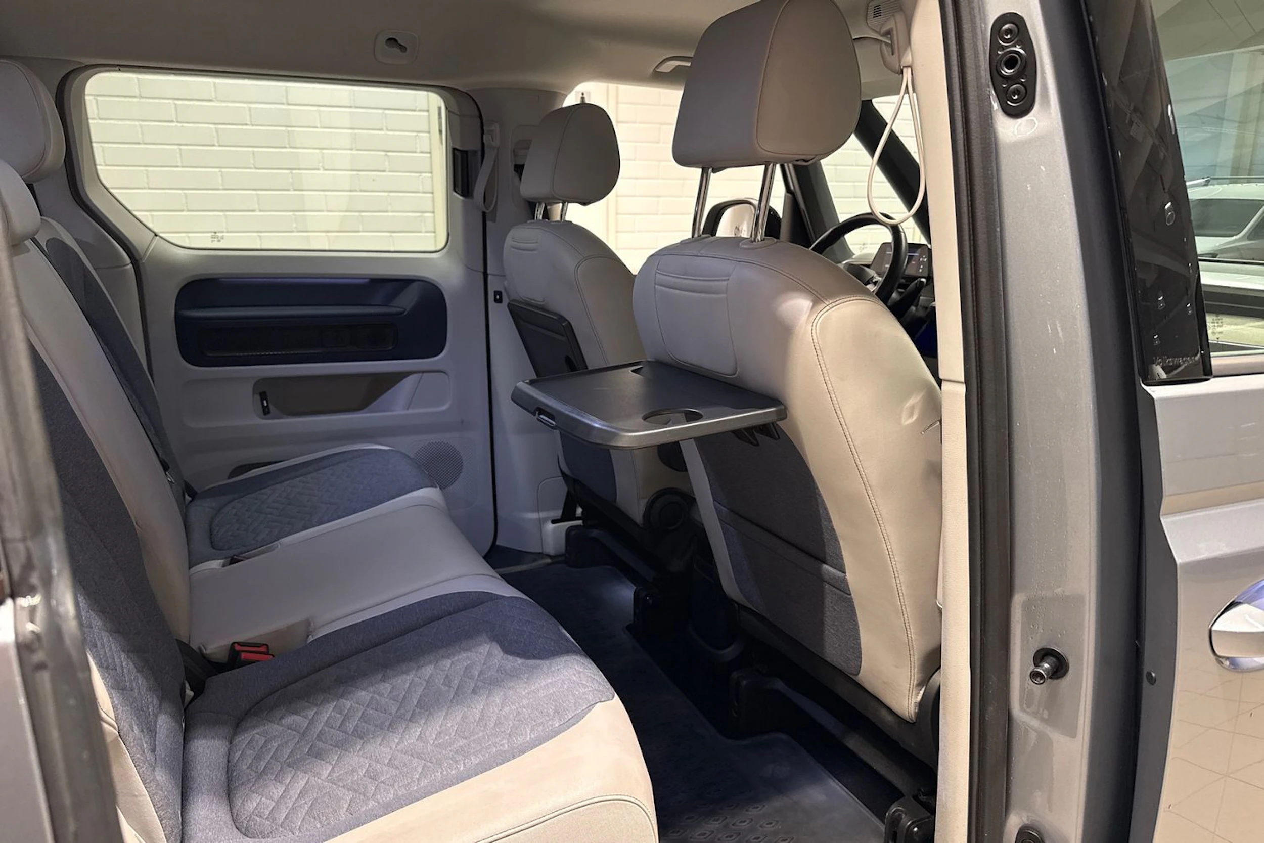 harmaa Volkswagen ID. Buzz 2023 kuva 16.