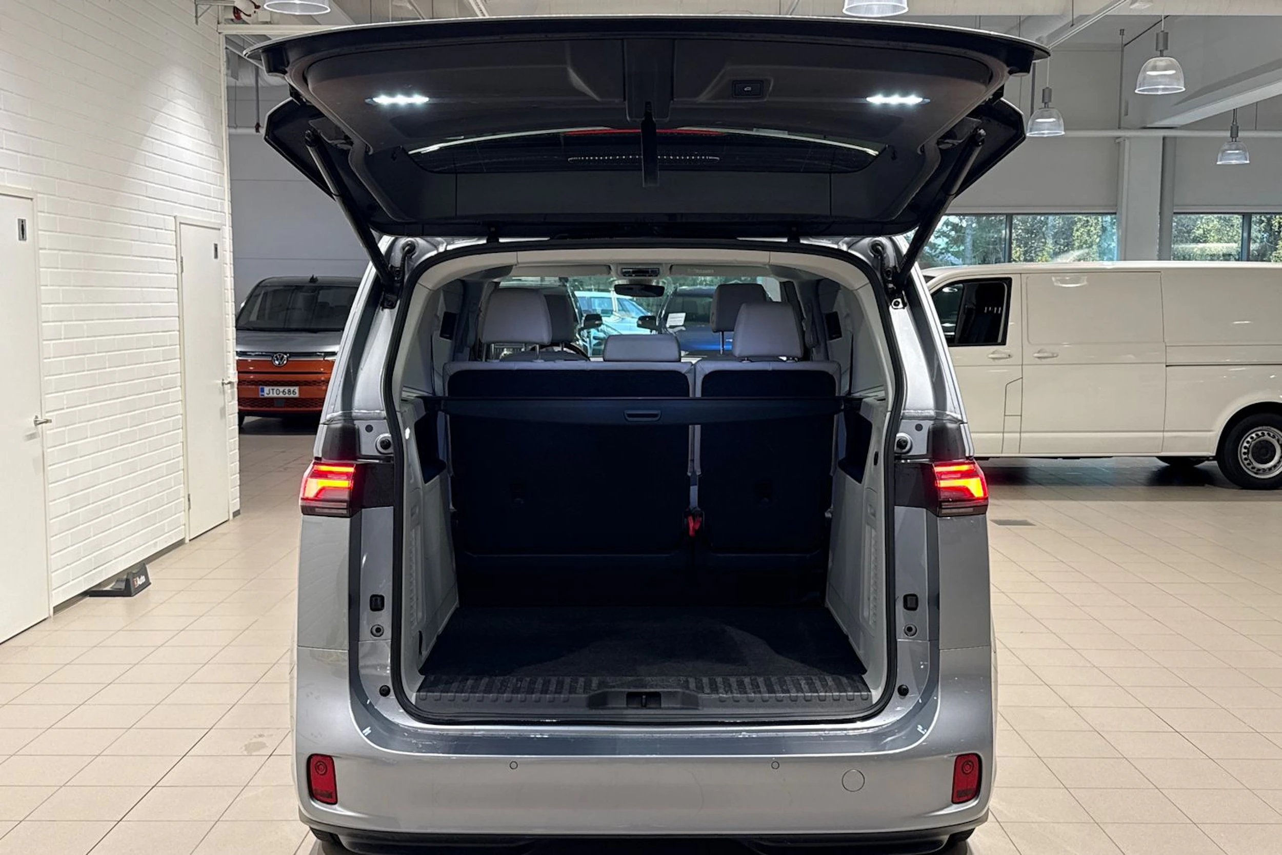 harmaa Volkswagen ID. Buzz 2023 kuva 17.