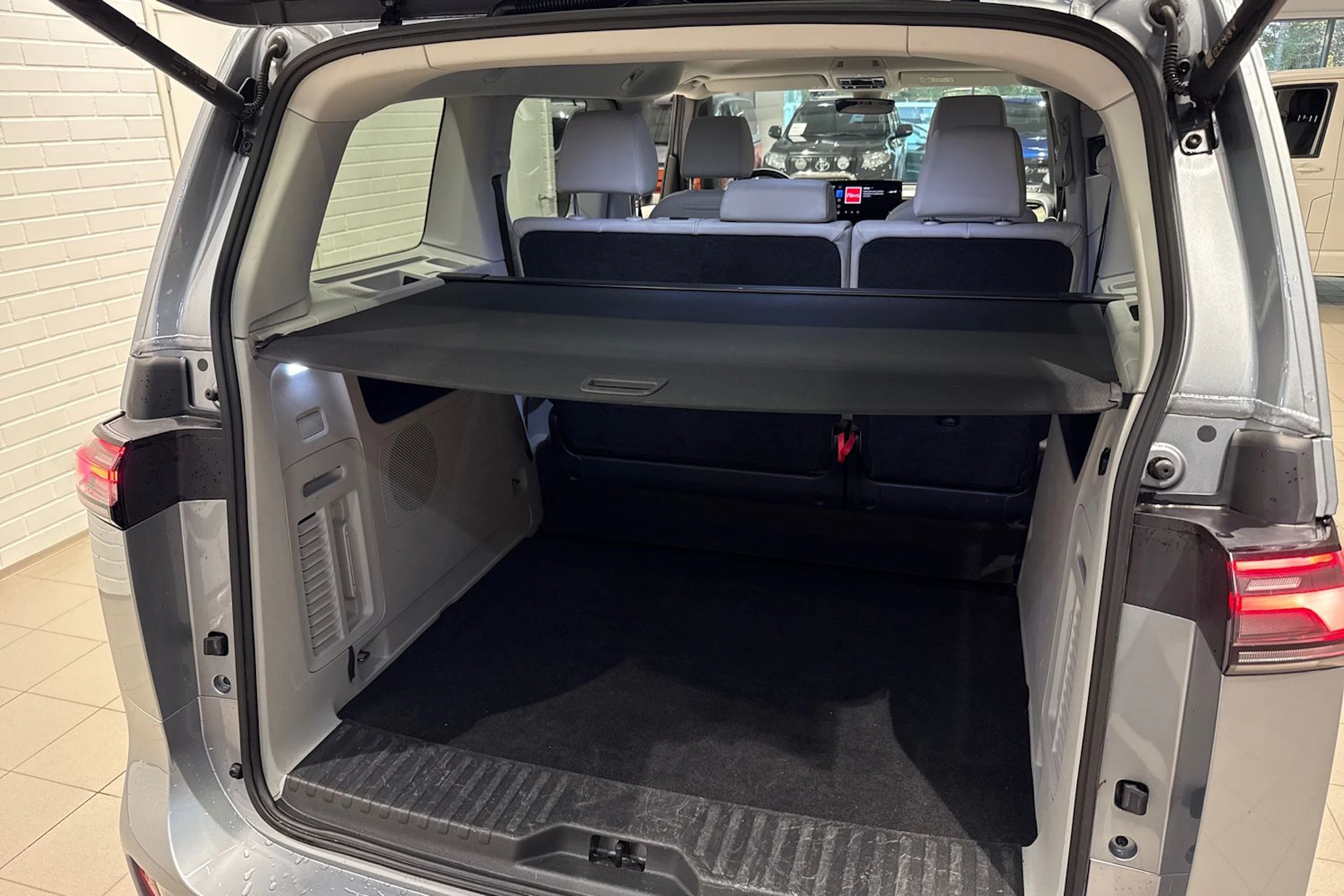 harmaa Volkswagen ID. Buzz 2023 kuva 19.