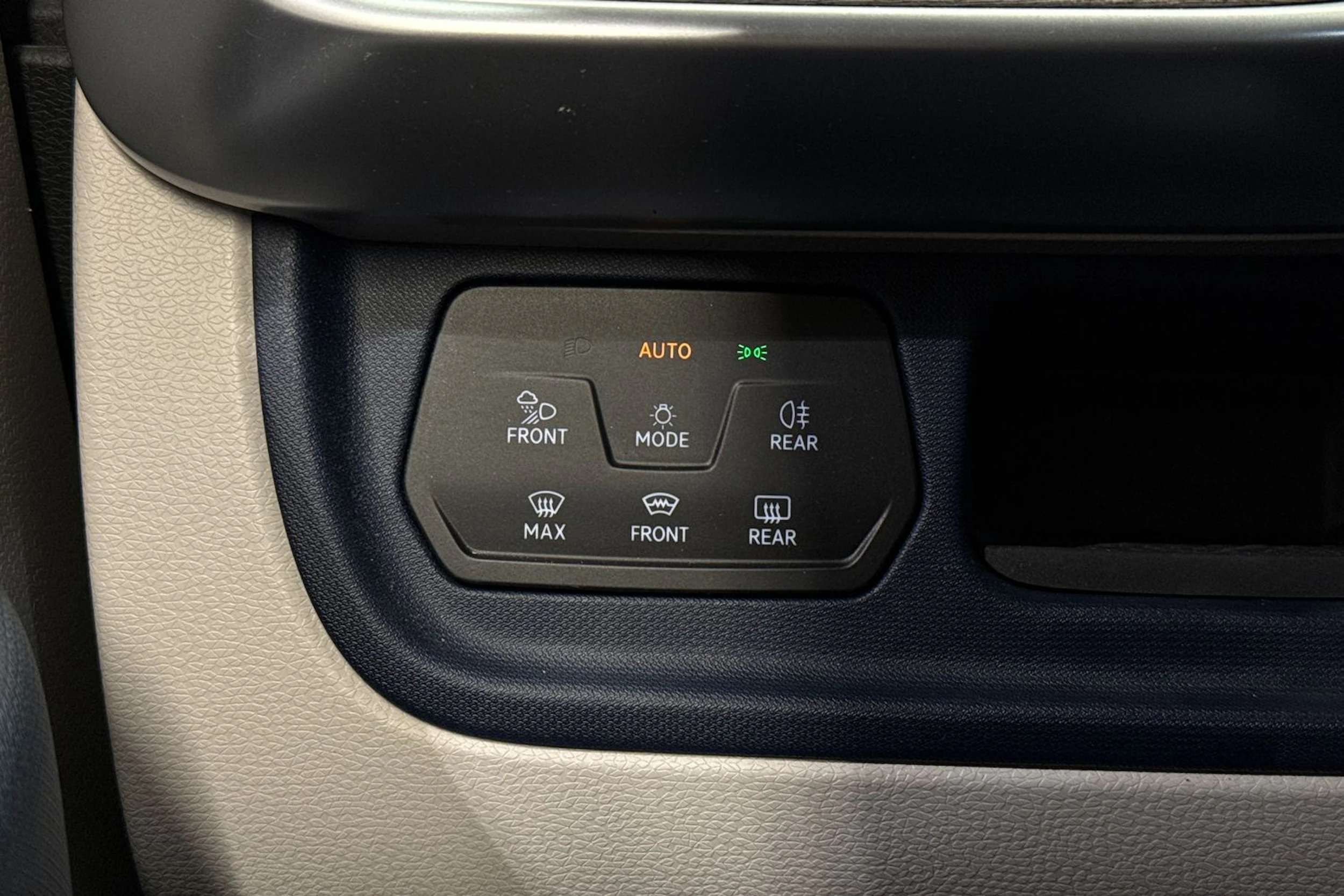 harmaa Volkswagen ID. Buzz 2023 kuva 29.