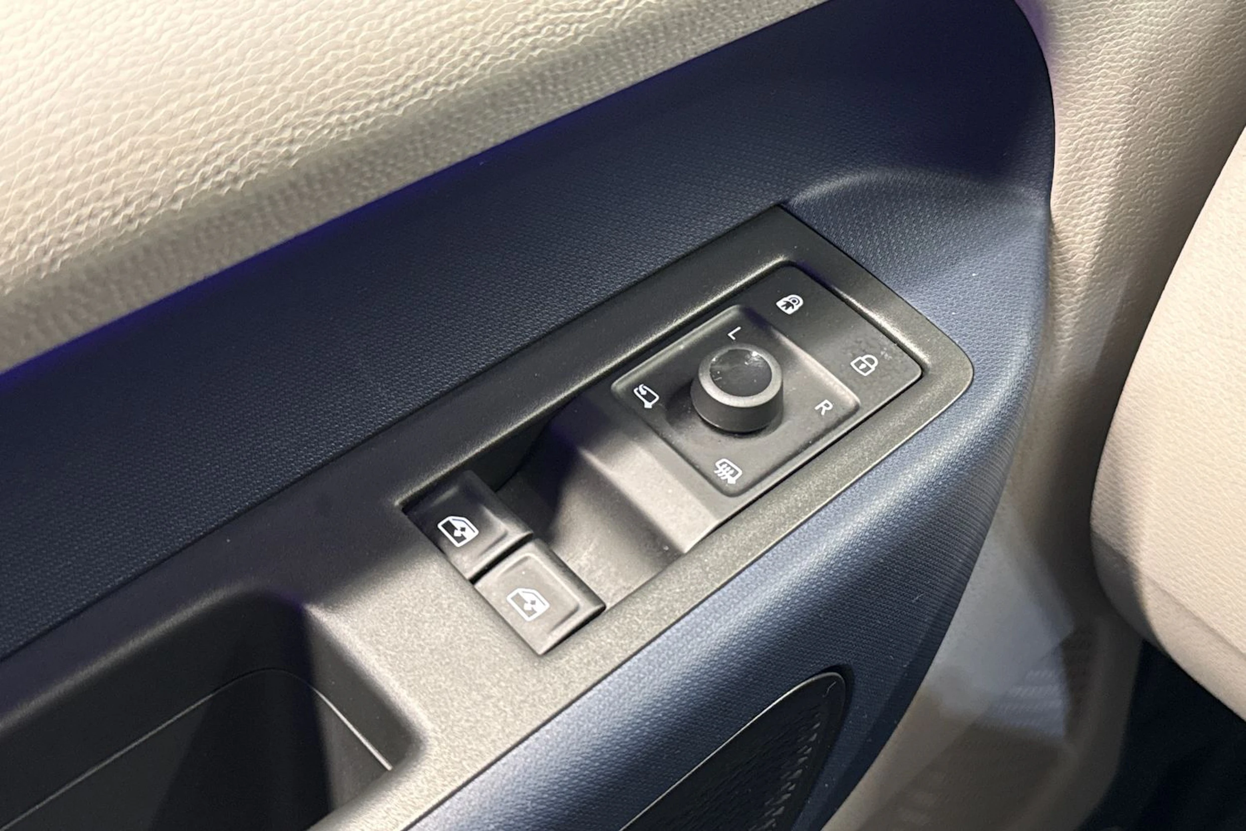 harmaa Volkswagen ID. Buzz 2023 kuva 30.
