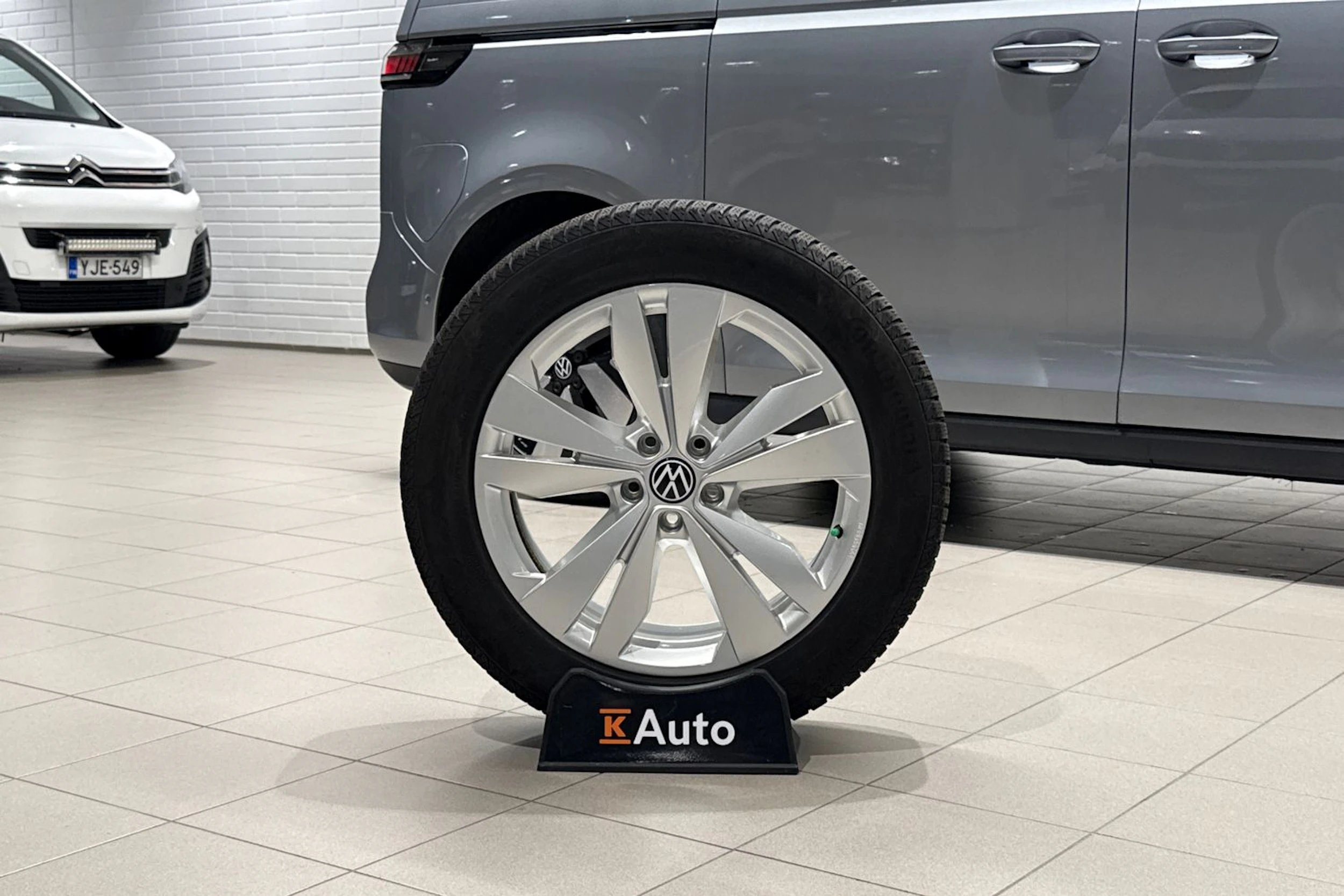 harmaa Volkswagen ID. Buzz 2023 kuva 32.