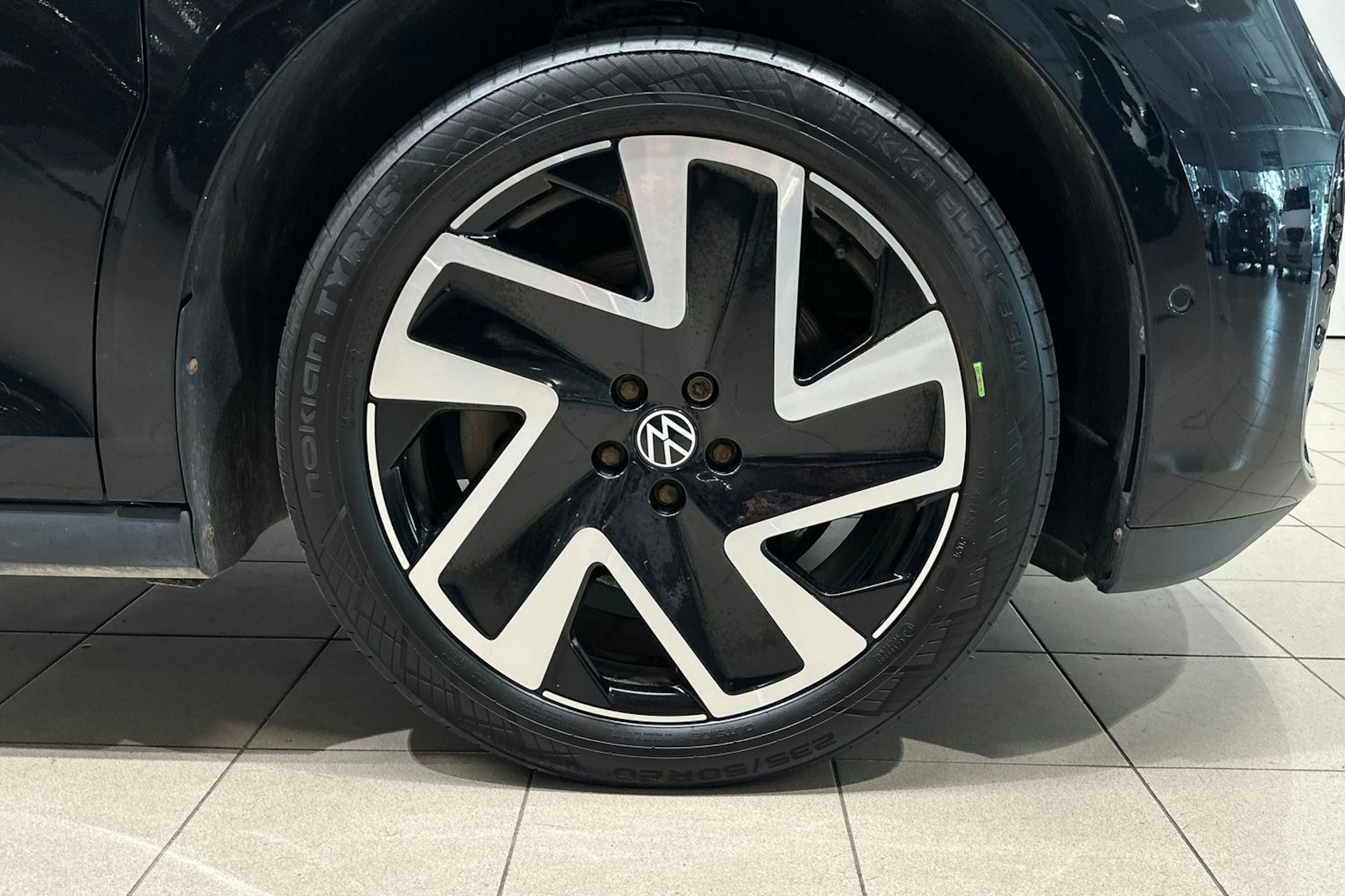 musta Volkswagen ID. Buzz 2023 kuva 11.