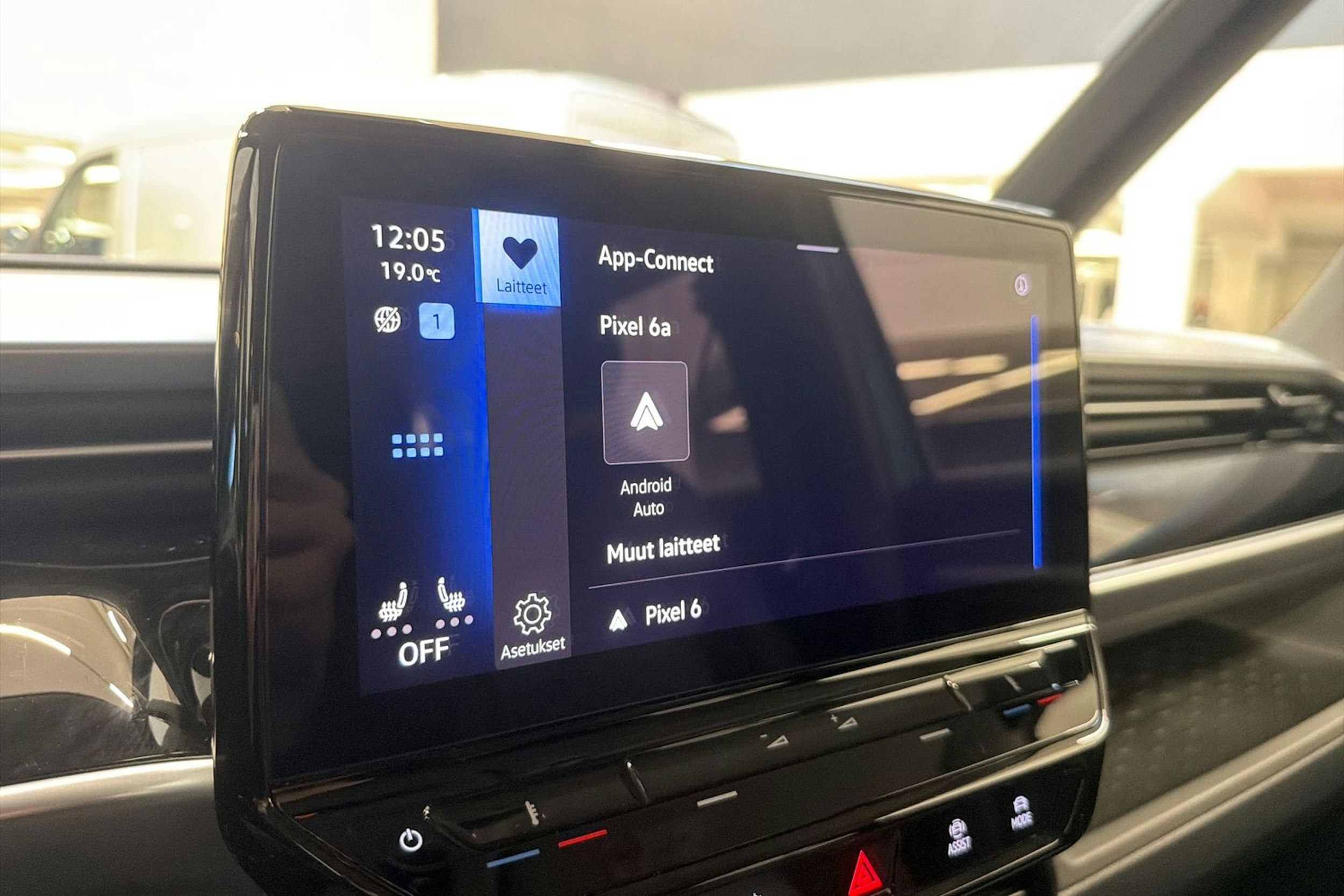 valkoinen Volkswagen ID. Buzz 2023 kuva 15.