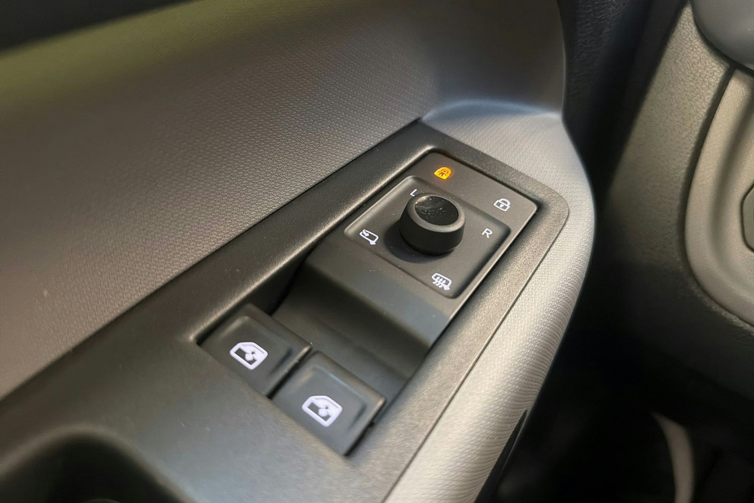 valkoinen Volkswagen ID. Buzz 2023 kuva 25.