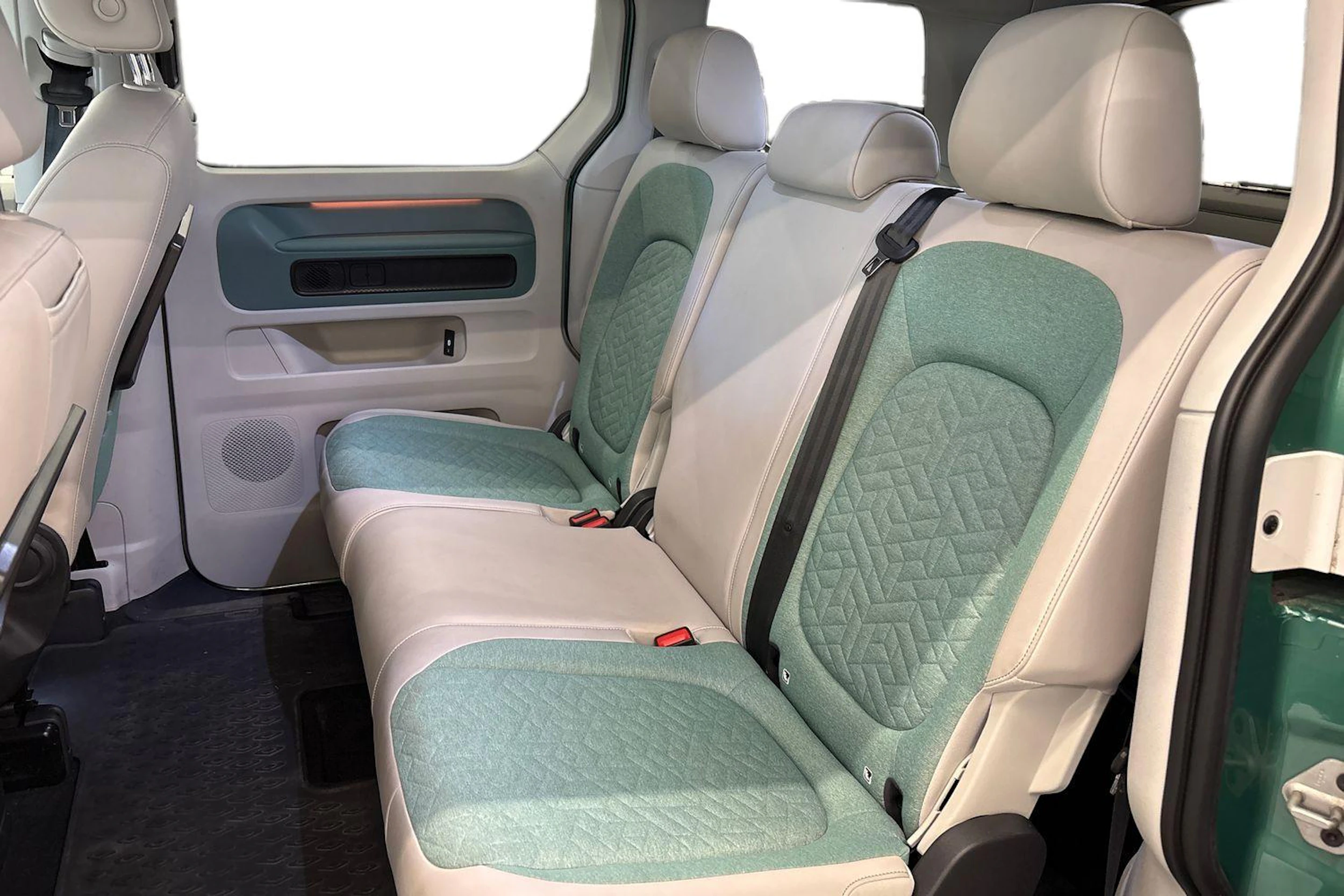 valkoinen Volkswagen ID. Buzz 2023 kuva 8.