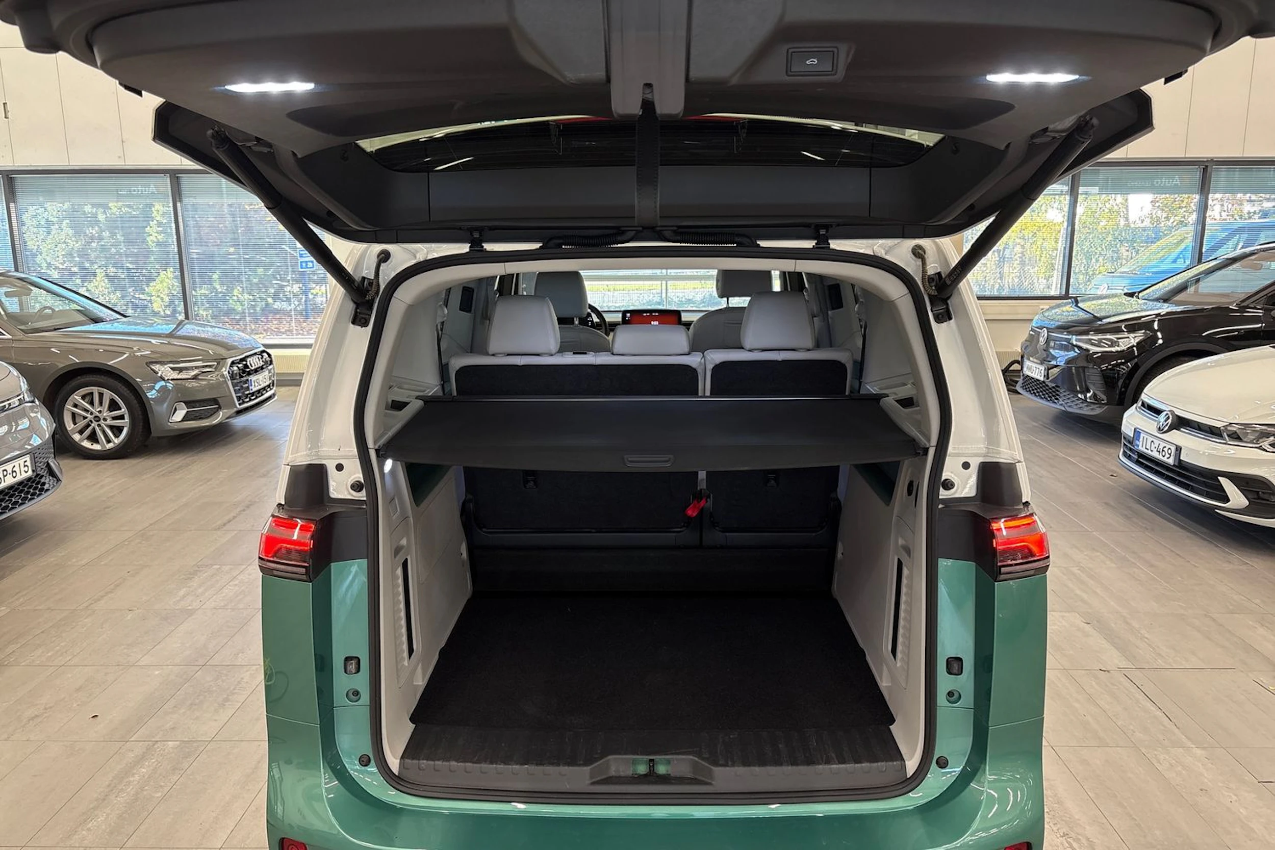 valkoinen Volkswagen ID. Buzz 2023 kuva 16.