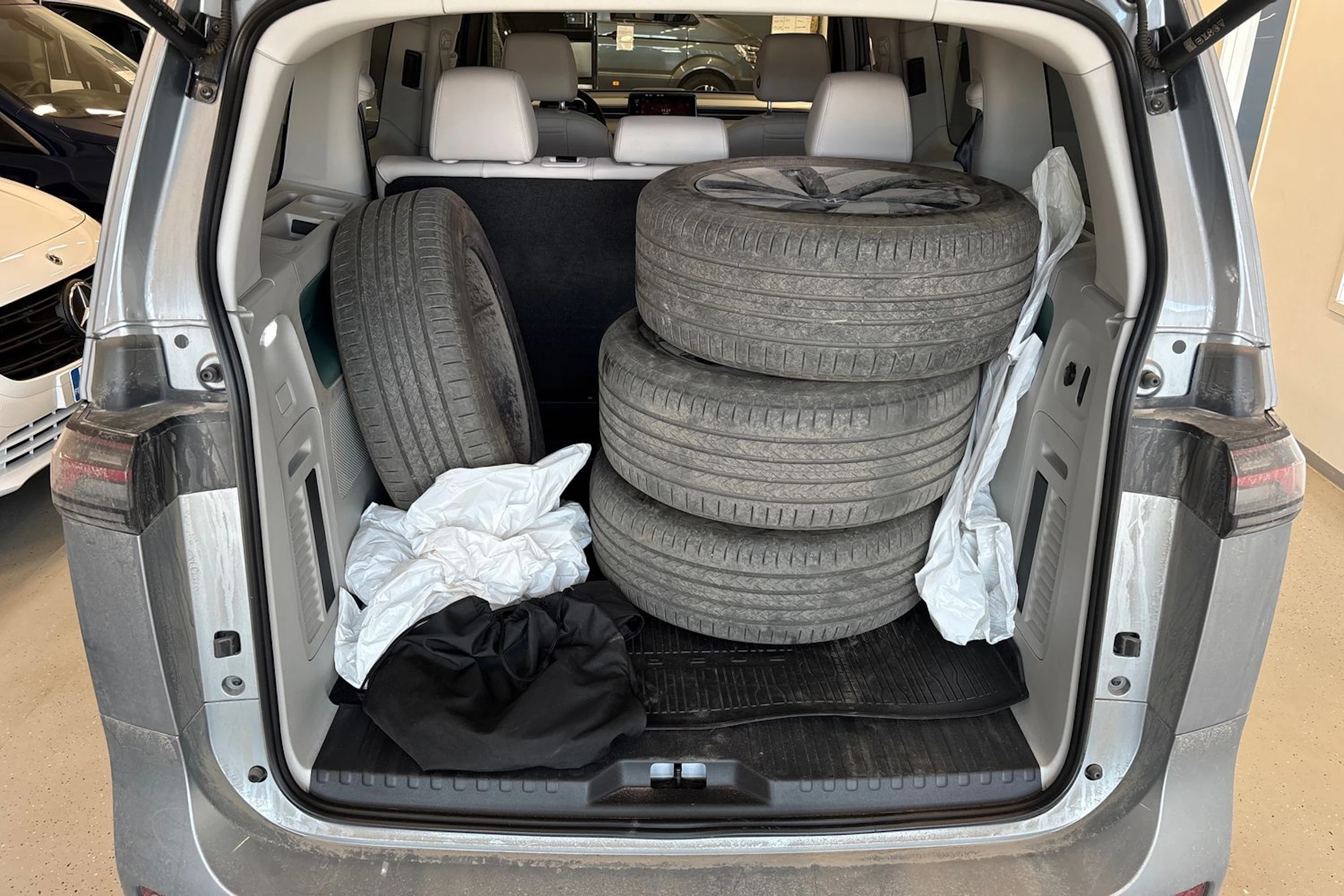 harmaa Volkswagen ID. Buzz 2023 kuva 6.