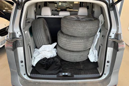 harmaa Volkswagen ID. Buzz 2023 kuva 6.