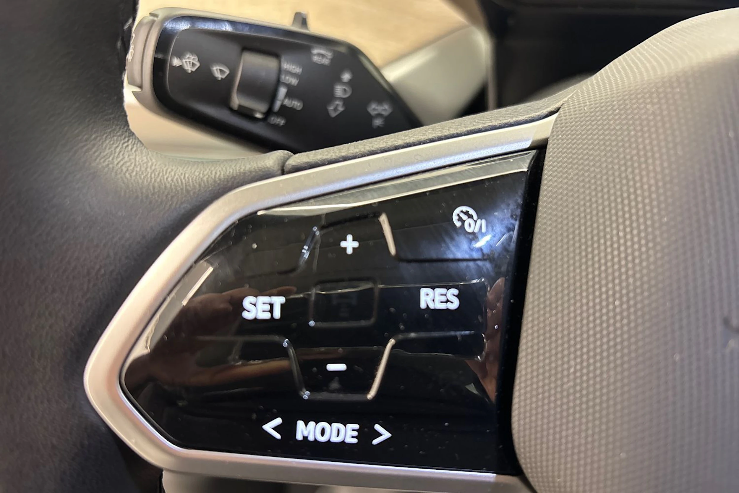 harmaa Volkswagen ID. Buzz 2023 kuva 17.
