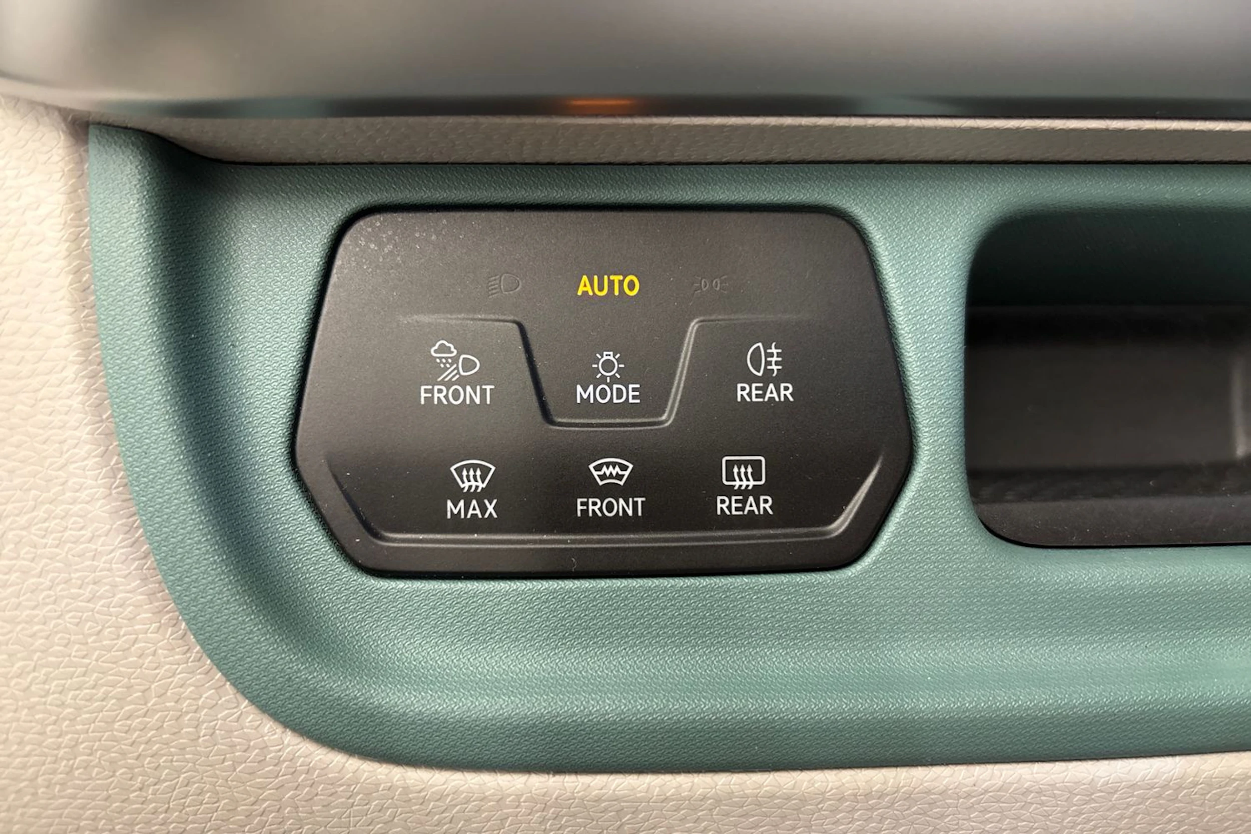 harmaa Volkswagen ID. Buzz 2023 kuva 18.
