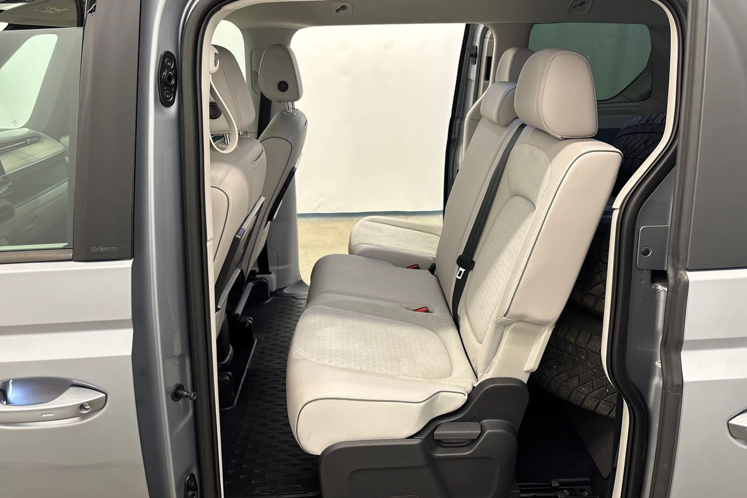 harmaa Volkswagen ID. Buzz 2023 kuva 24.