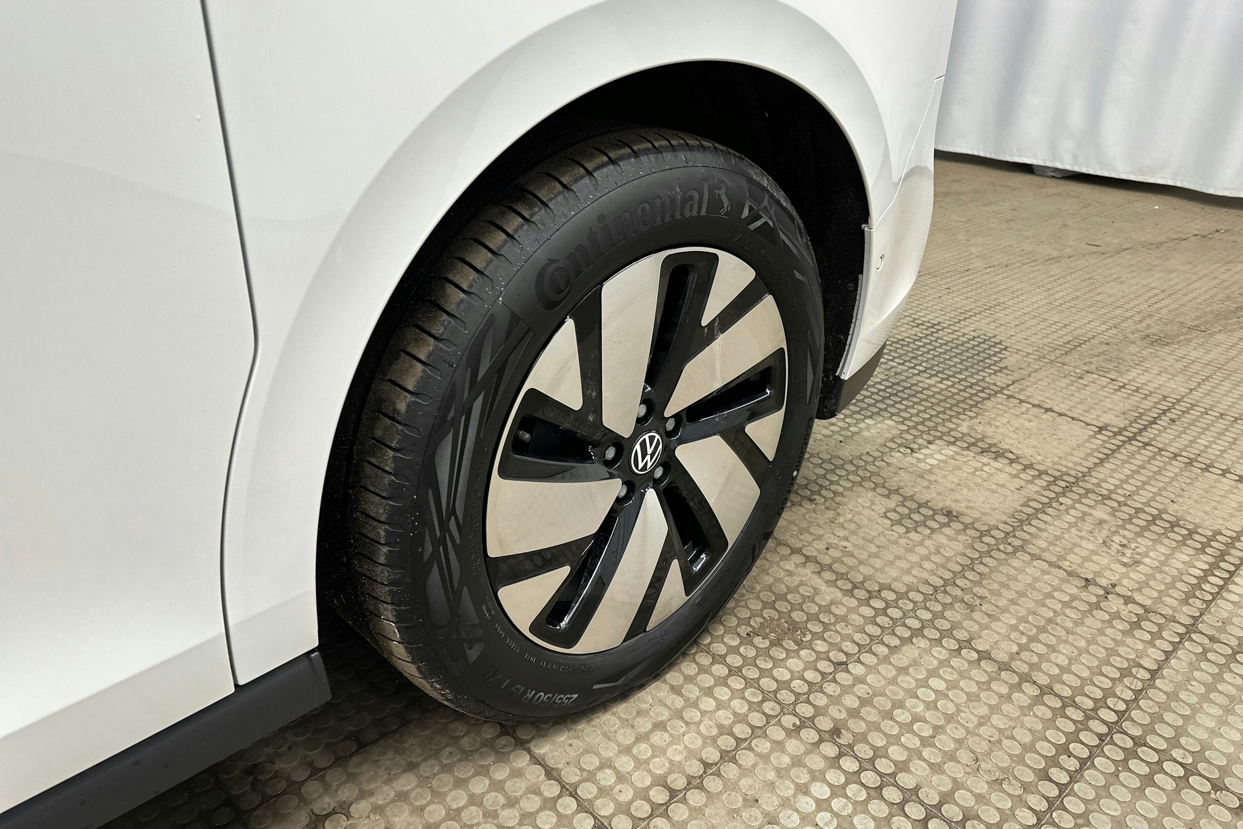 valkoinen Volkswagen ID. Buzz 2023 kuva 13.