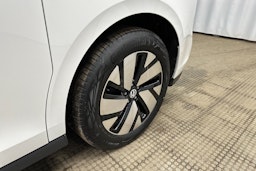 valkoinen Volkswagen ID. Buzz 2023 kuva 13.