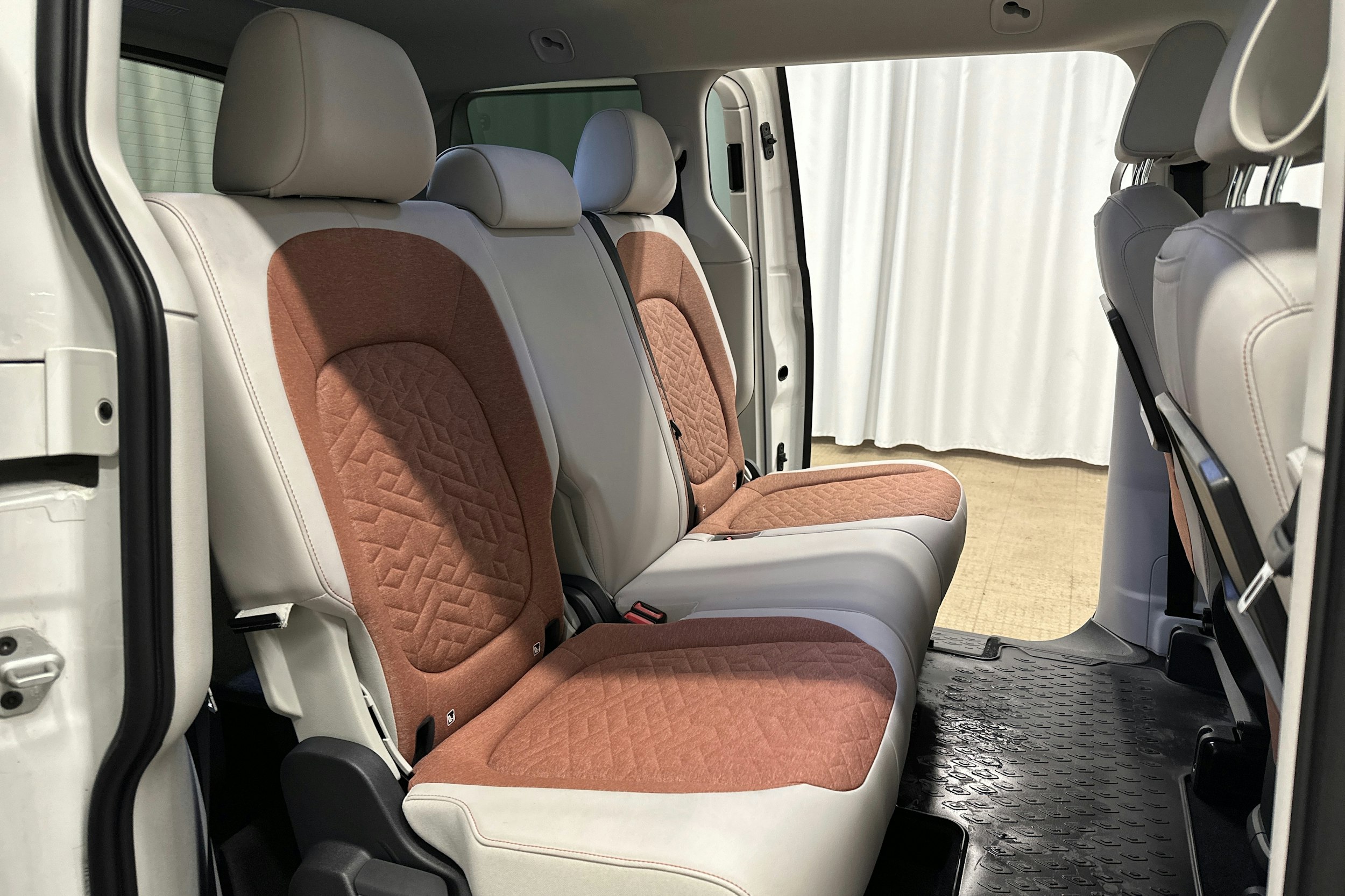 valkoinen Volkswagen ID. Buzz 2023 kuva 33.