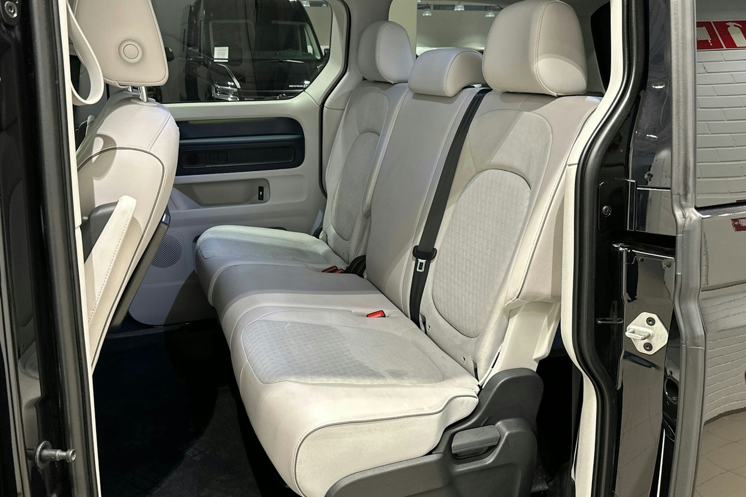 musta Volkswagen ID. Buzz 2023 kuva 13.