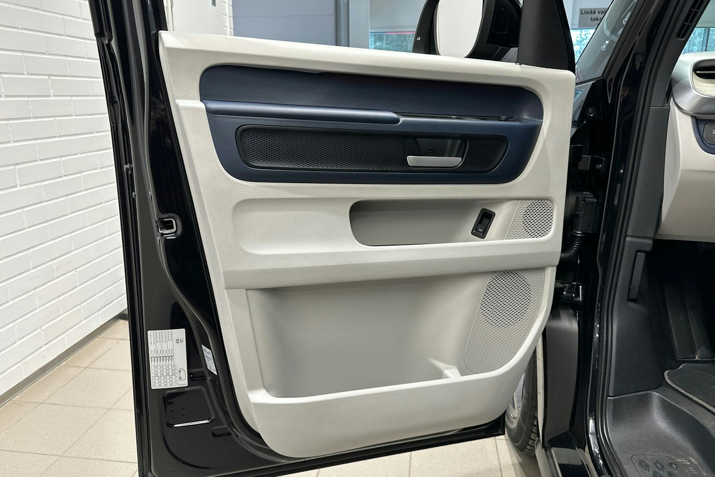 musta Volkswagen ID. Buzz 2023 kuva 16.