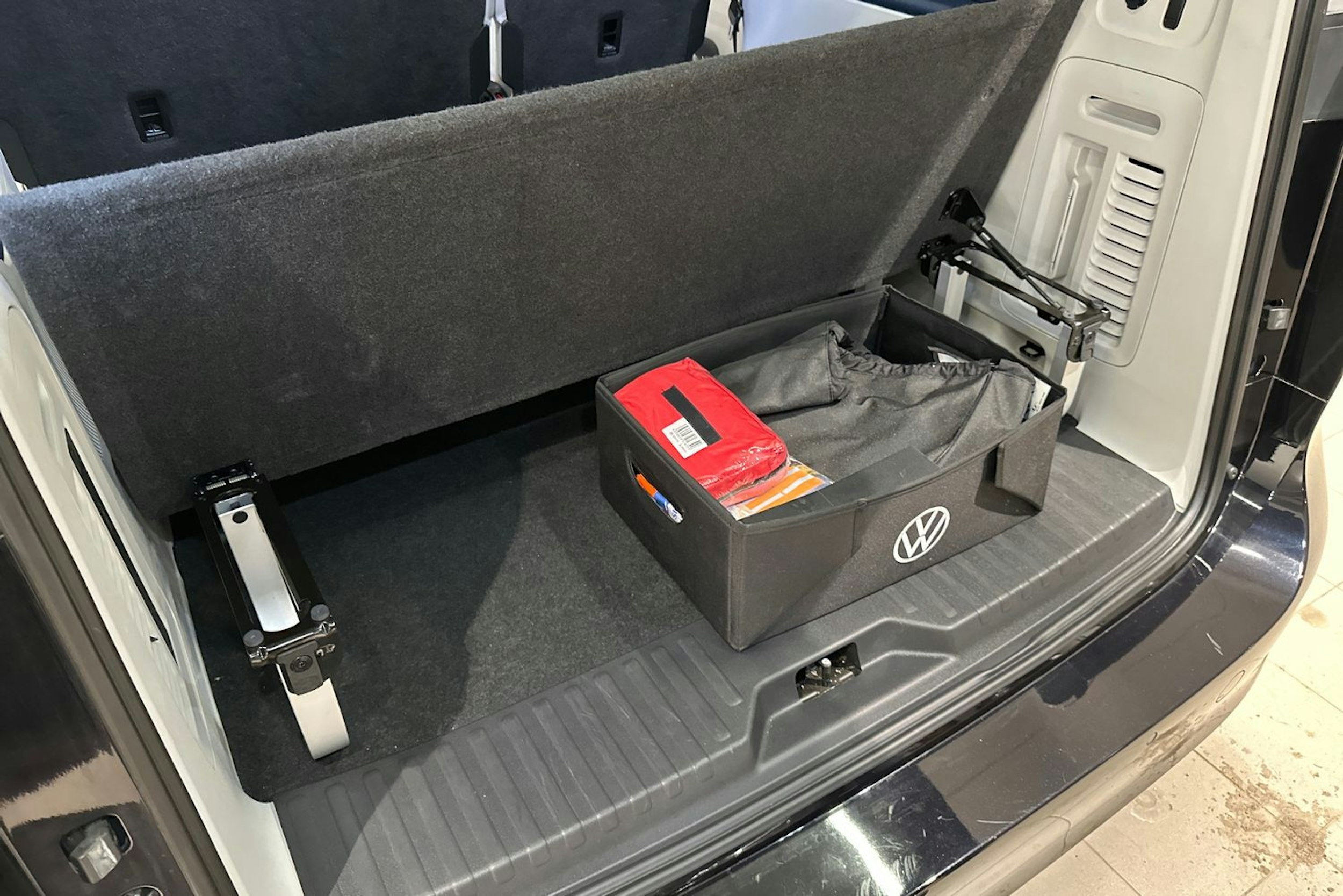 musta Volkswagen ID. Buzz 2023 kuva 39.