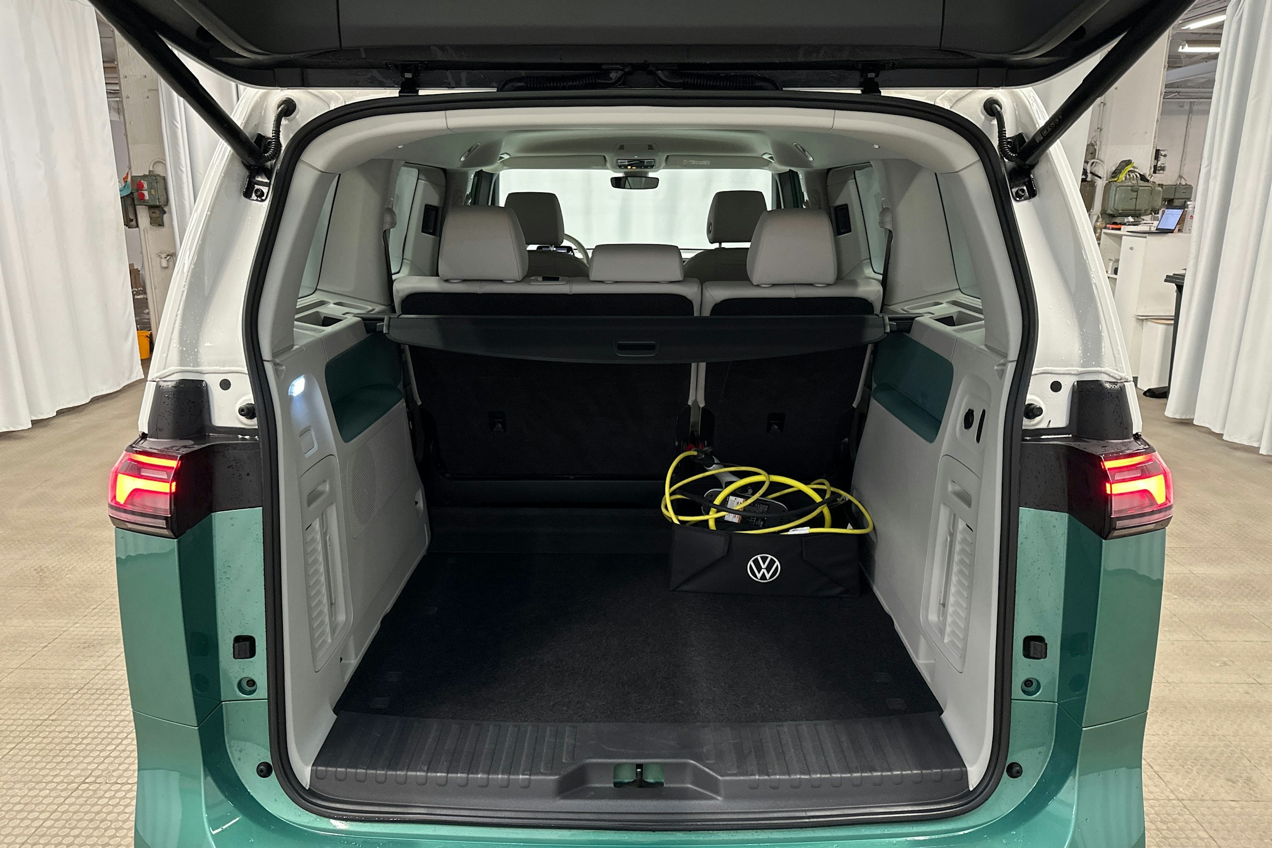 vihreä Volkswagen ID. Buzz 2023 kuva 24.
