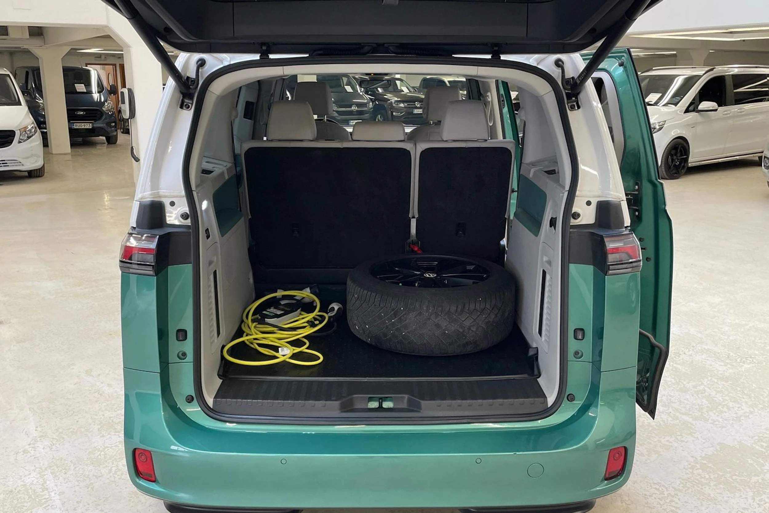 valkoinen Volkswagen ID. Buzz 2024 kuva 15.