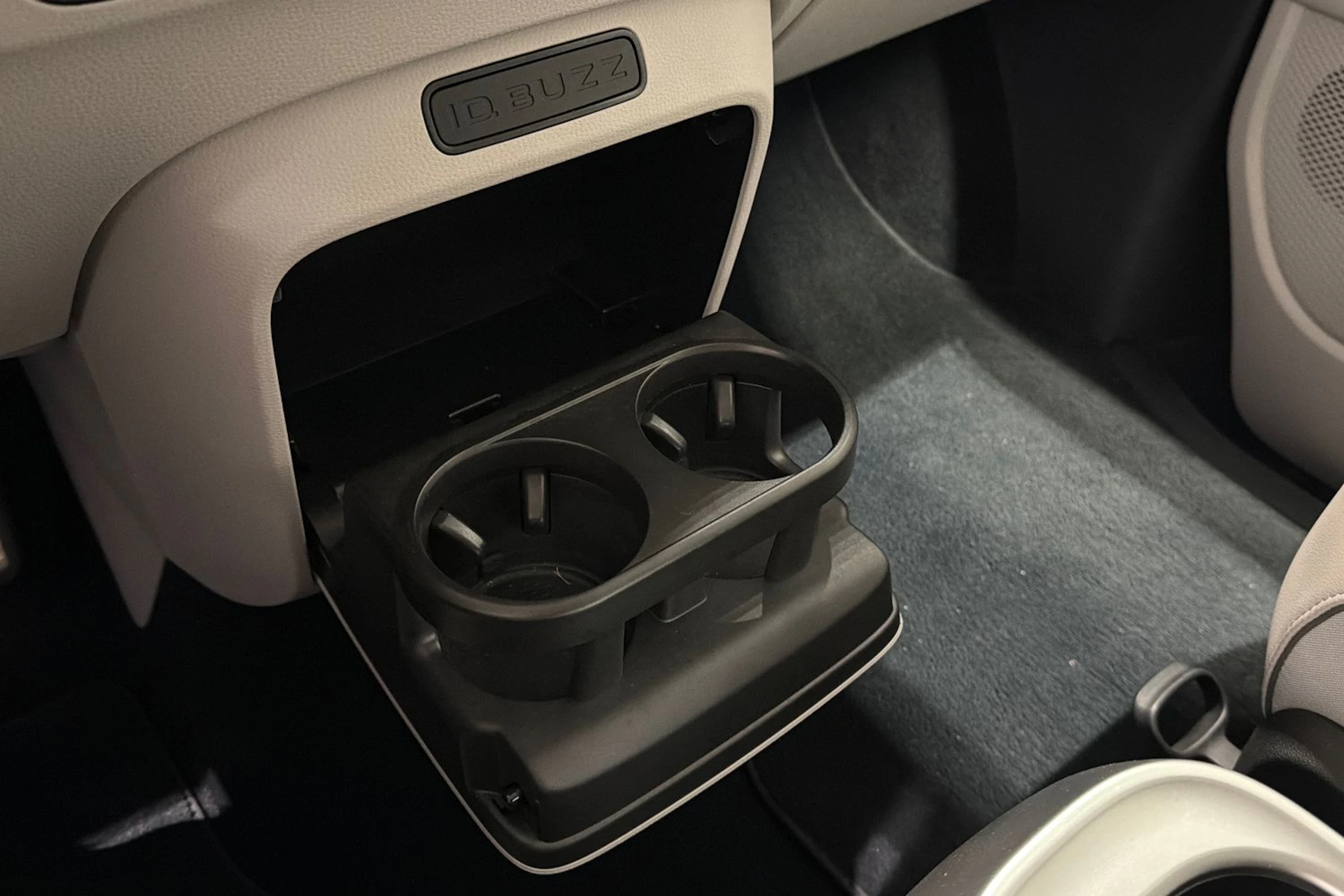 Valkoinen Volkswagen ID. Buzz 2023 kuva 26.
