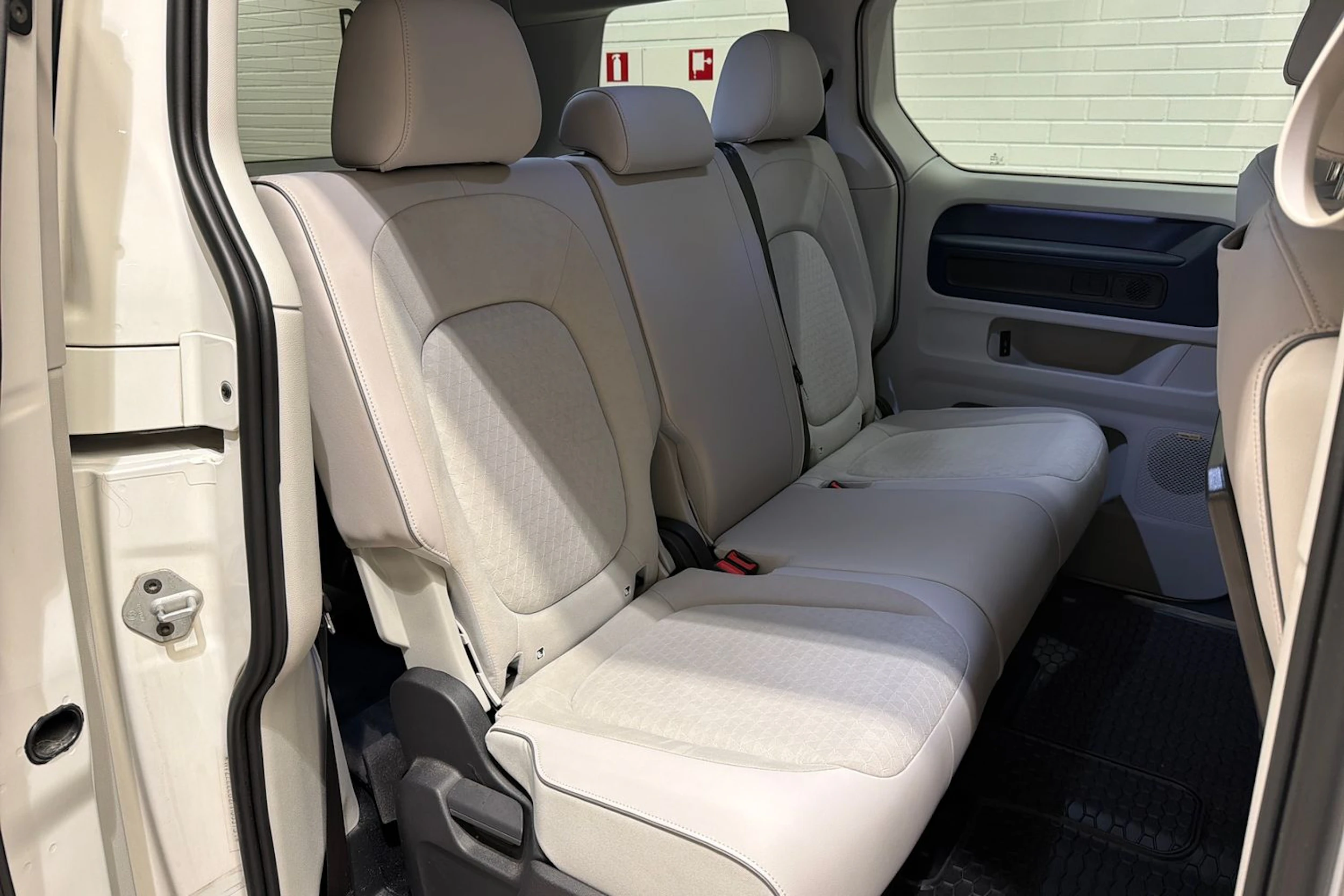 Valkoinen Volkswagen ID. Buzz 2023 kuva 29.