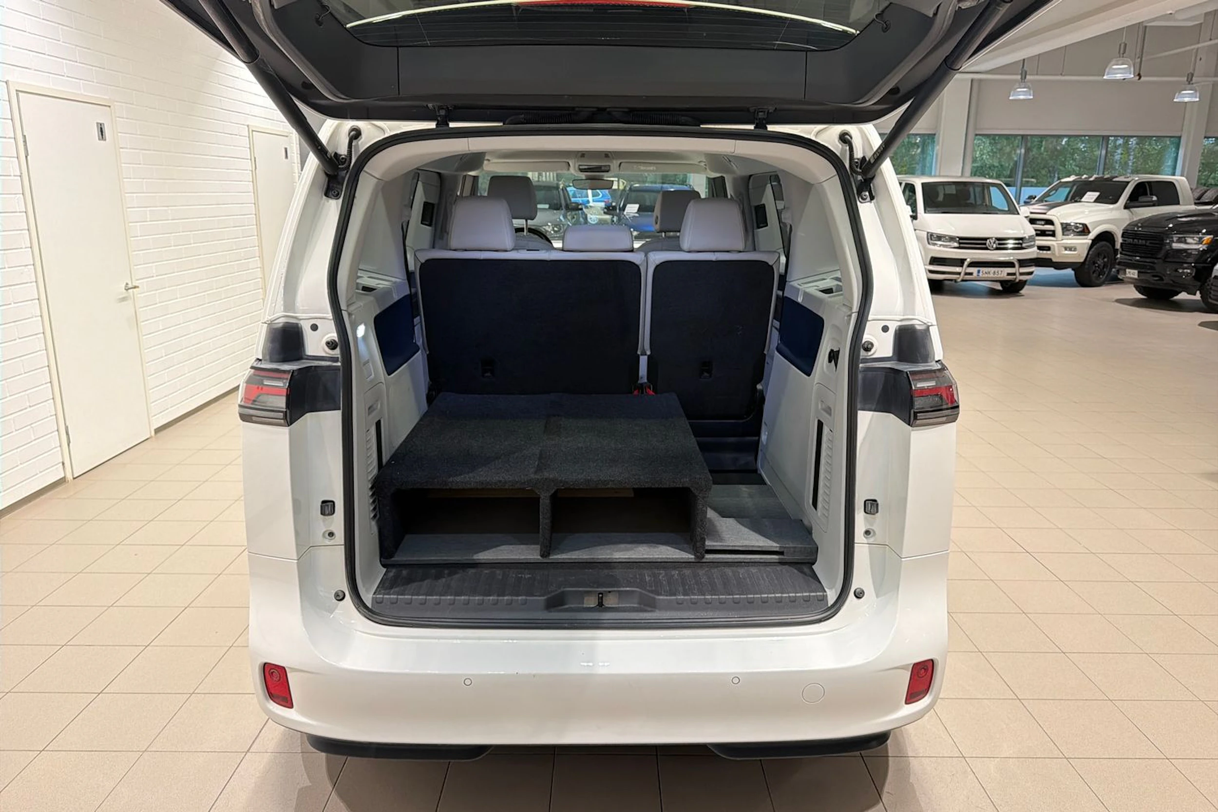 Valkoinen Volkswagen ID. Buzz 2023 kuva 30.