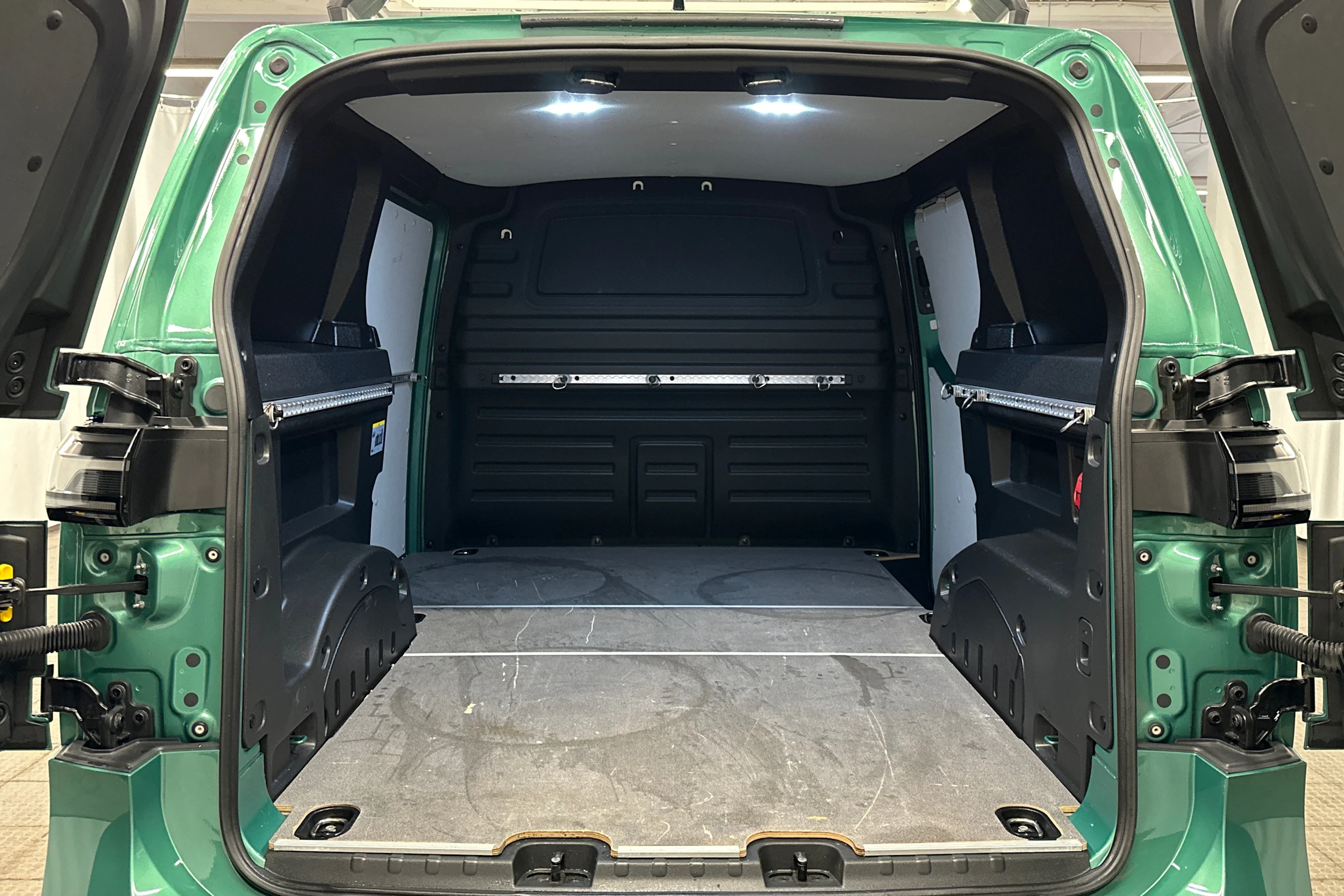 met. vihreä Volkswagen ID. Buzz Cargo 2024 kuva 23.