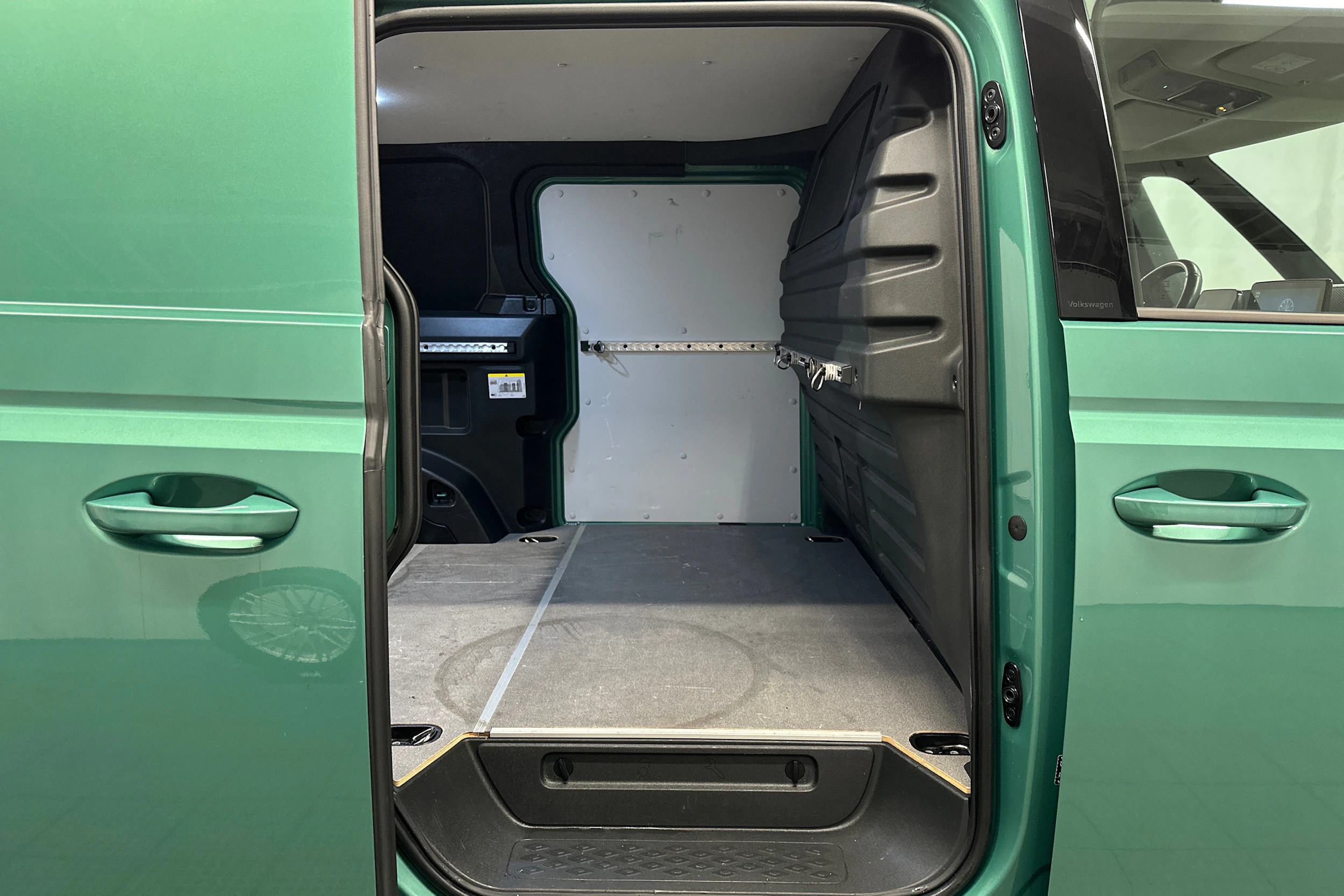 met. vihreä Volkswagen ID. Buzz Cargo 2024 kuva 24.