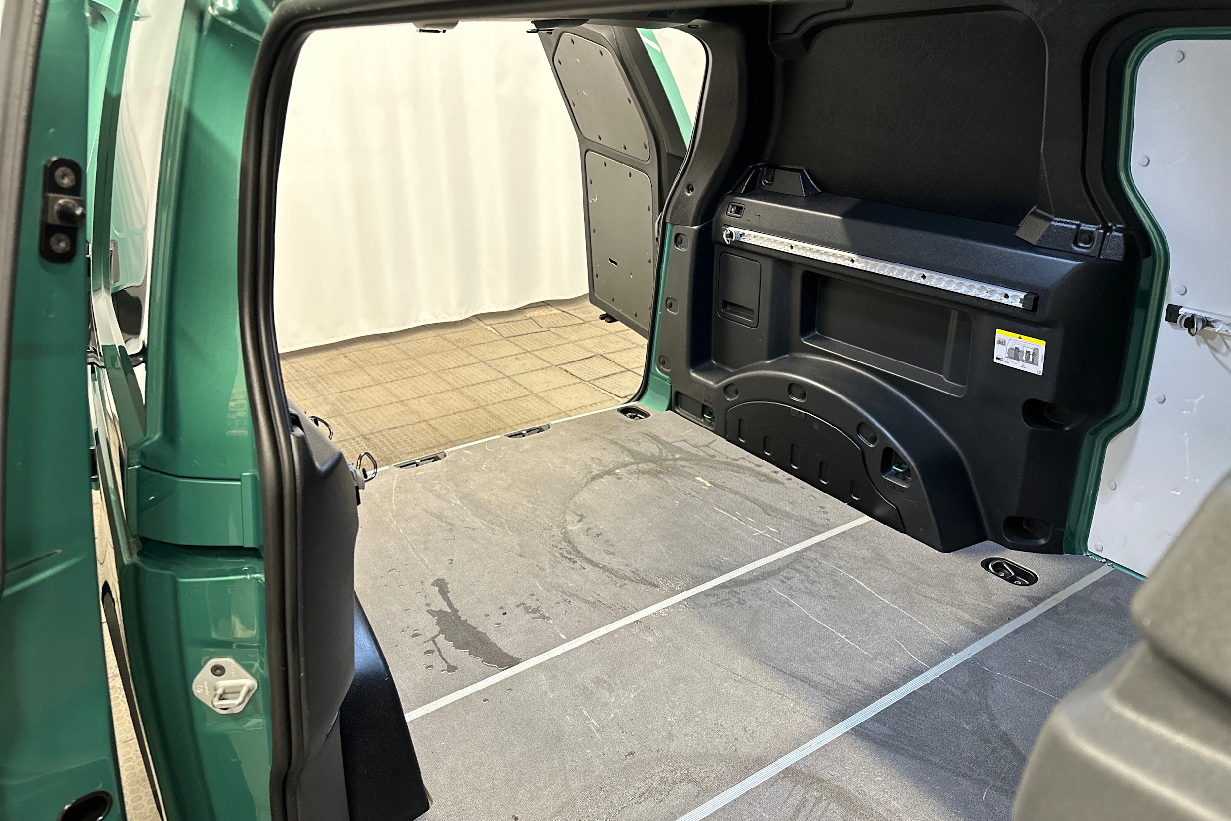 met. vihreä Volkswagen ID. Buzz Cargo 2024 kuva 25.