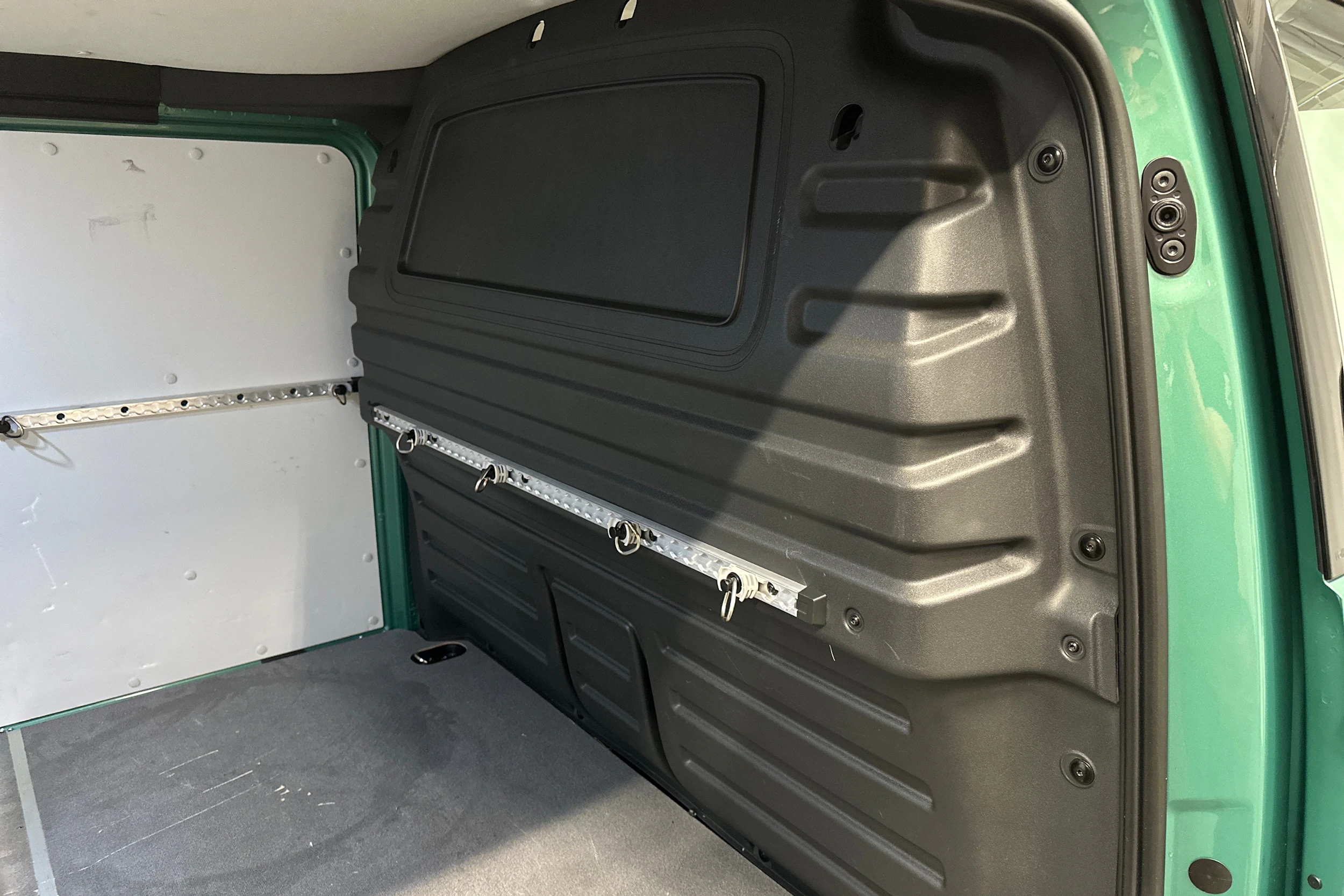 met. vihreä Volkswagen ID. Buzz Cargo 2024 kuva 26.