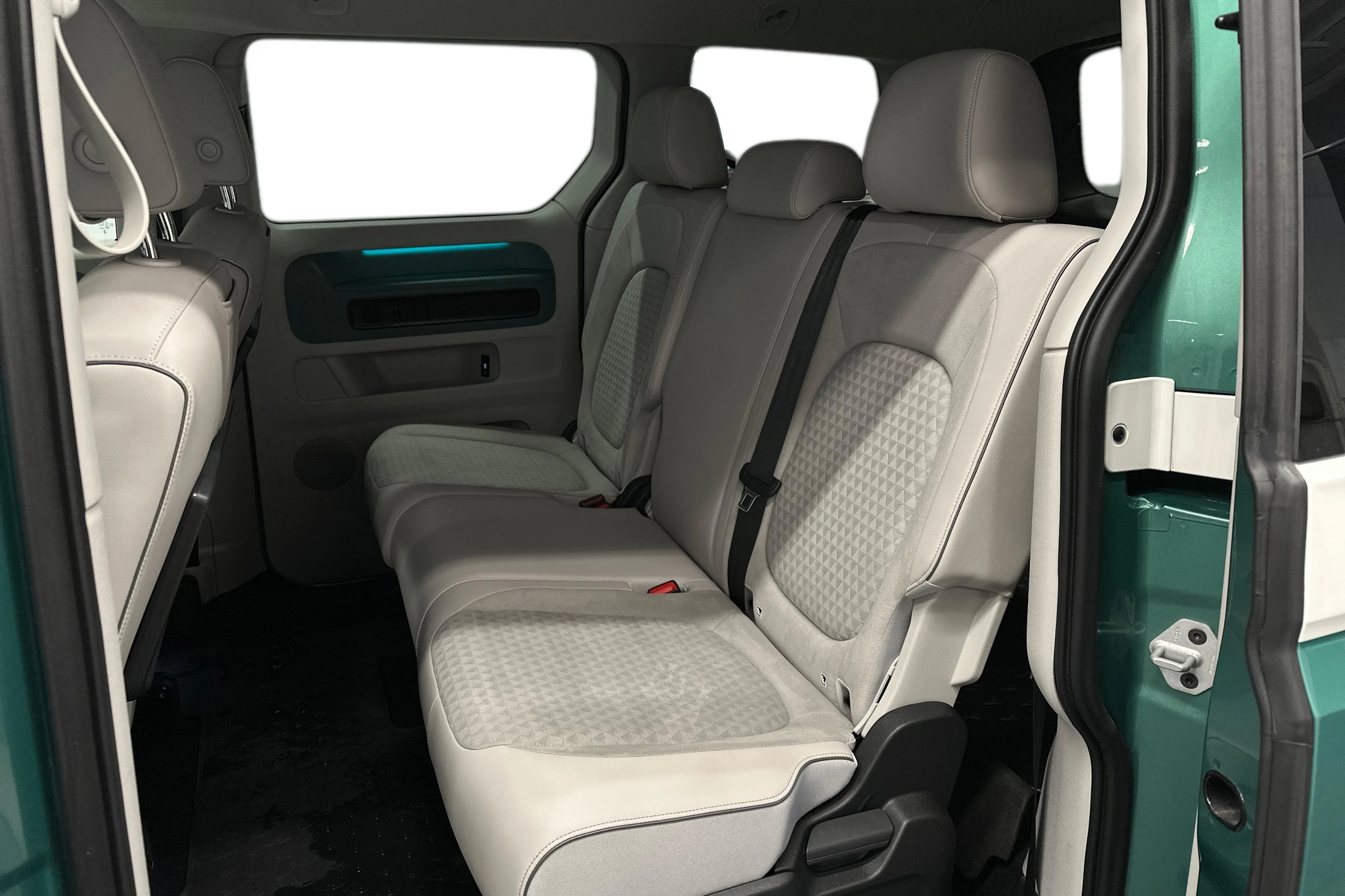 valkoinen Volkswagen ID. Buzz 2023 kuva 8.