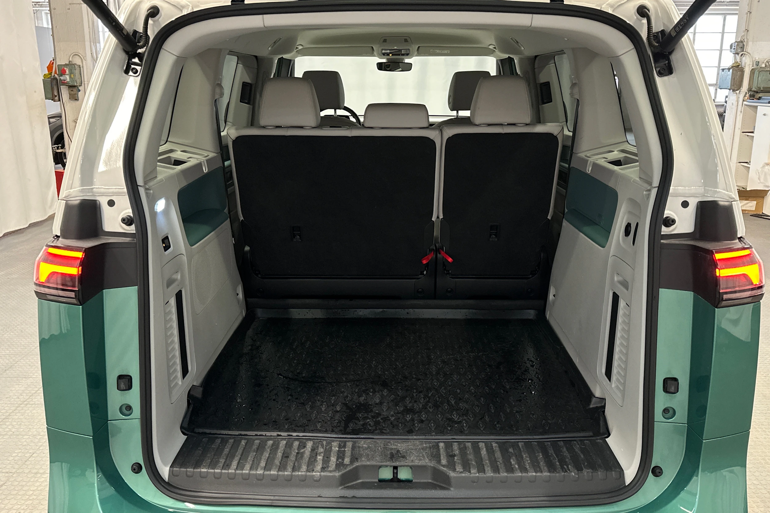 valkoinen Volkswagen ID. Buzz 2023 kuva 11.